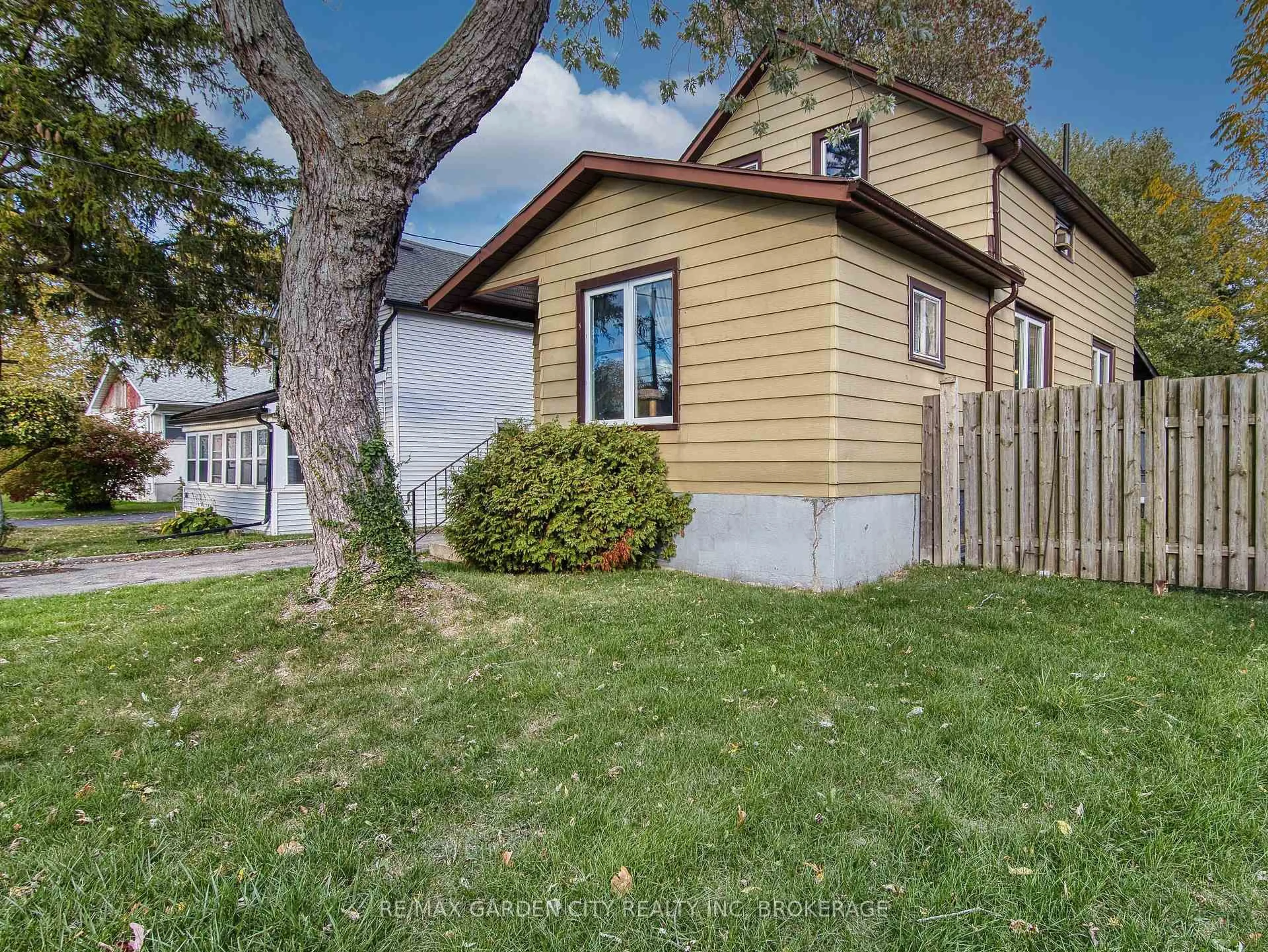 A pic from outside/outdoor area/front of a property/back of a property/a pic from drone, street for 809 Steele St, Port Colborne Ontario L3K 4Z5