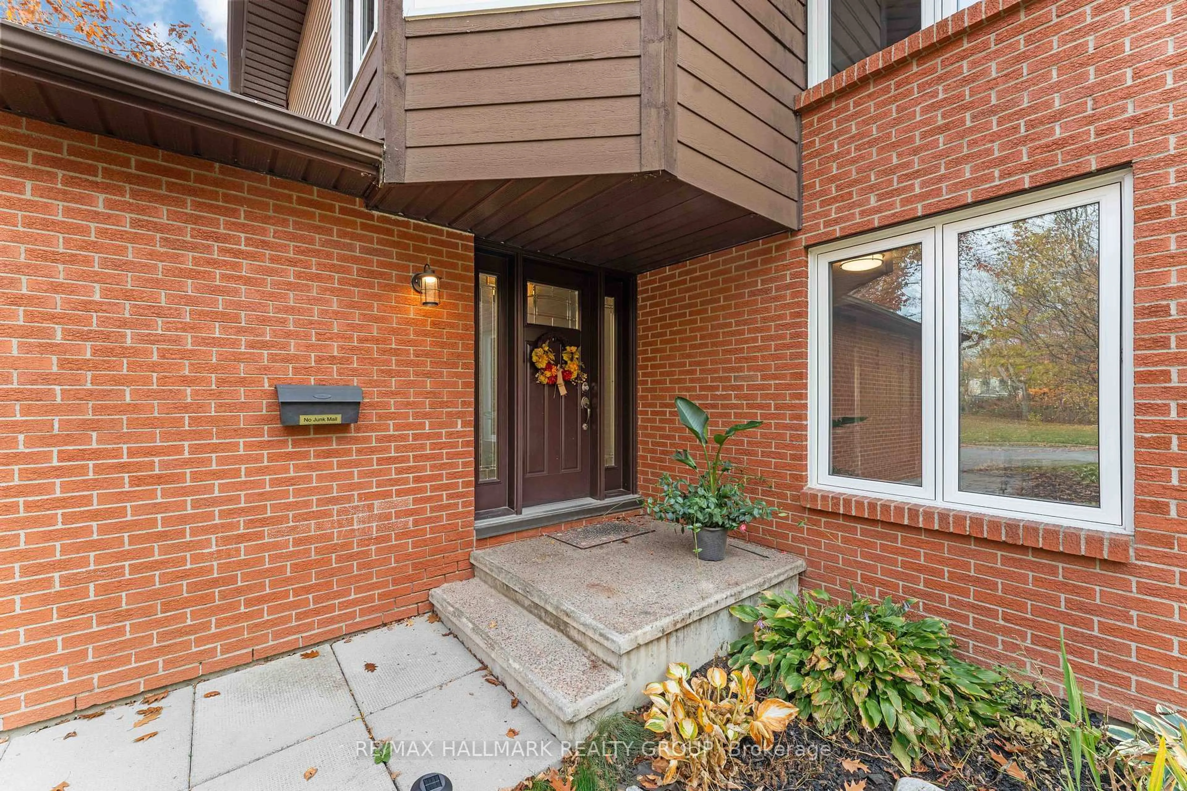 Unknown for 1655 Des Broussailles Terr, Ottawa Ontario K1C 5S7