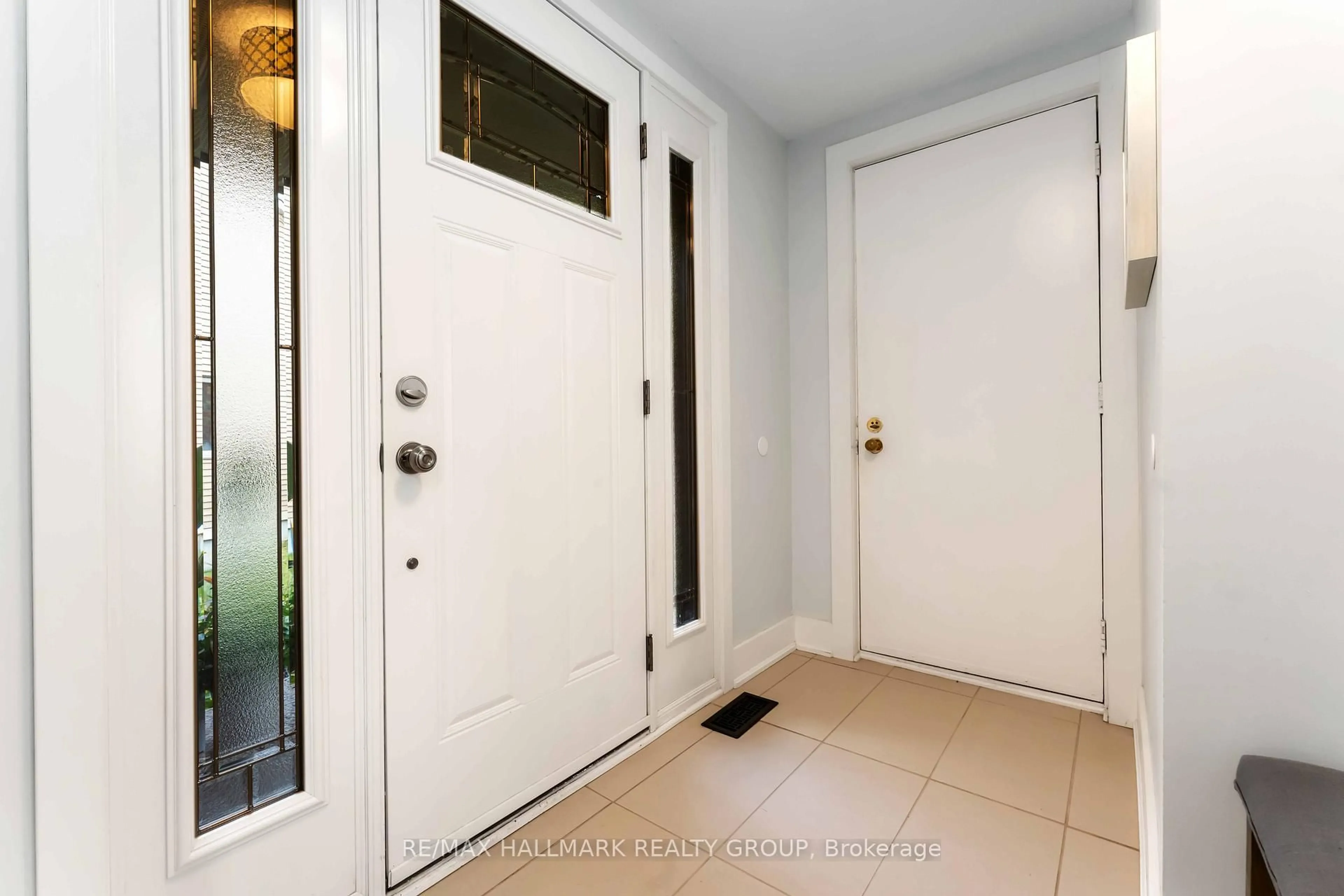 Indoor entryway for 1655 Des Broussailles Terr, Ottawa Ontario K1C 5S7