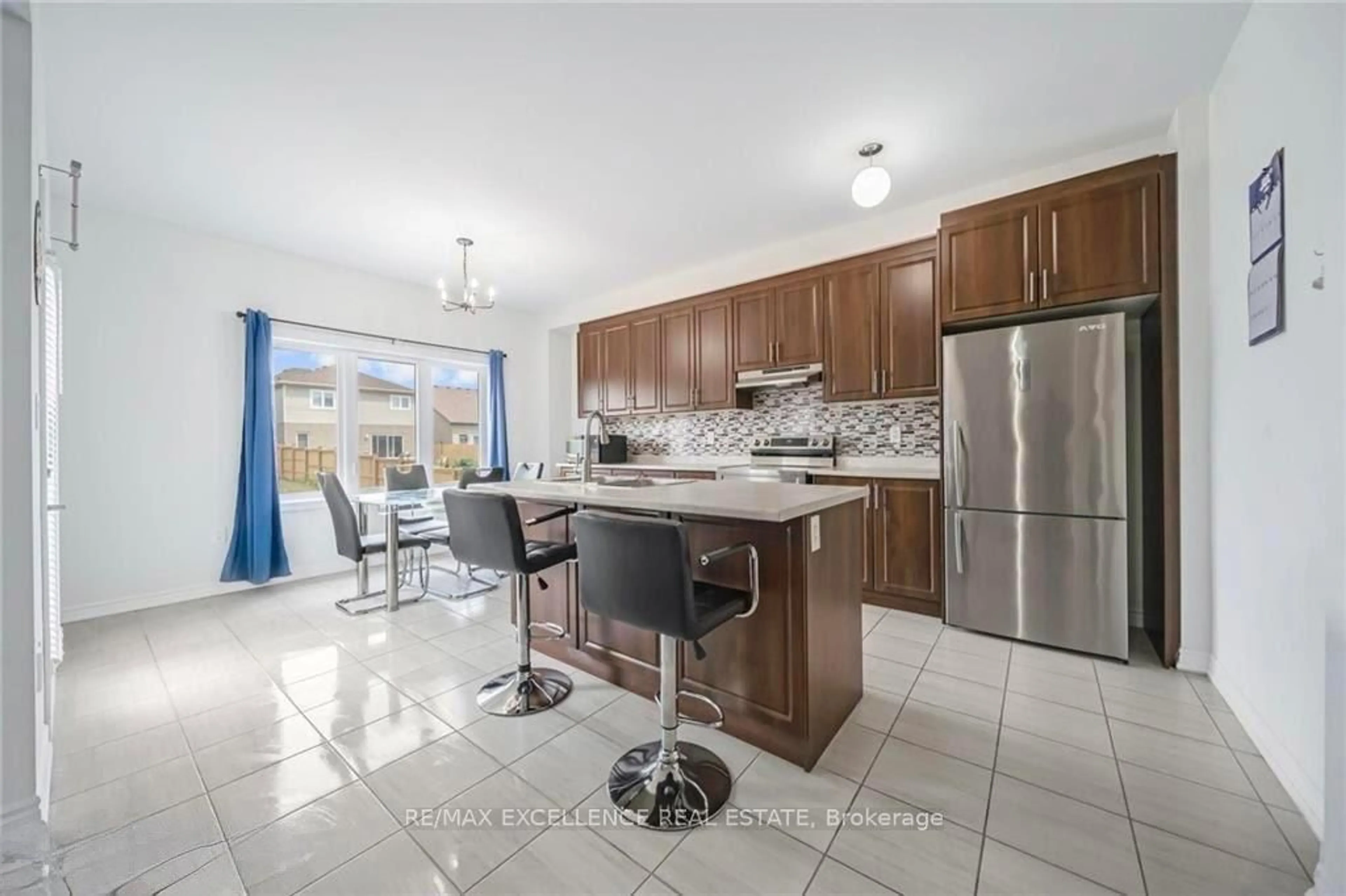 Open concept kitchen, ceramic/tile floor for 44 Cottonwood Cres, Welland Ontario L3B 0J4