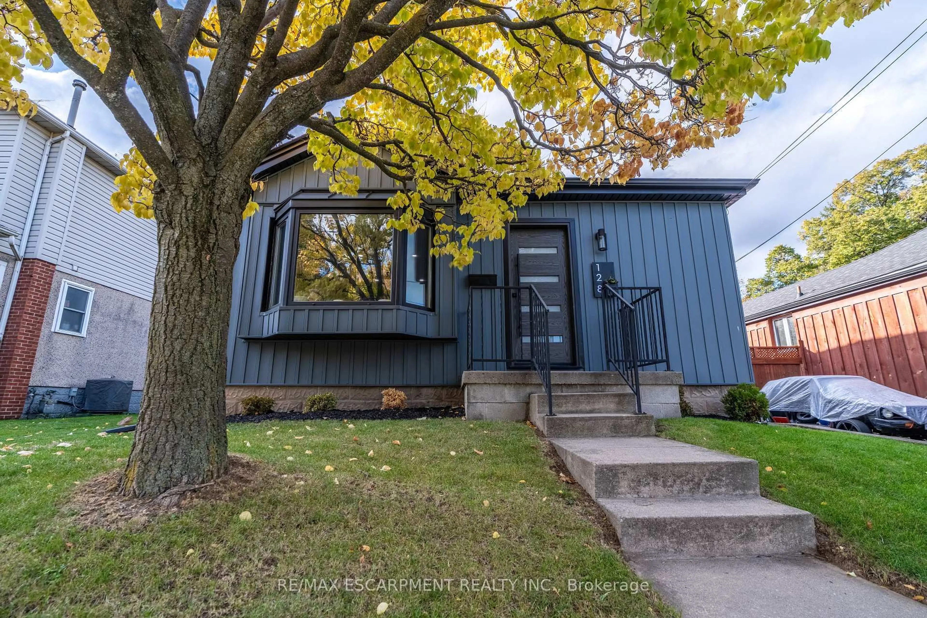 Home with vinyl exterior material, street for 128 EAST 17TH St, Hamilton Ontario L9A 4M5
