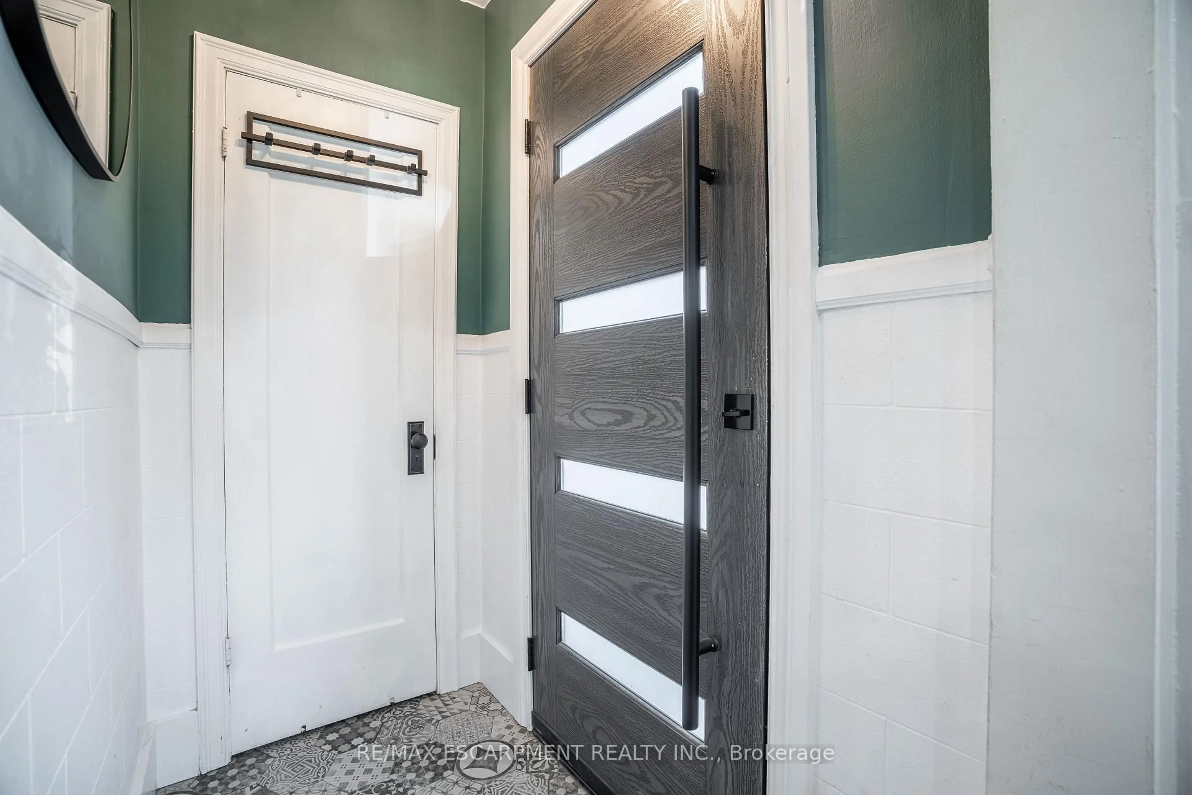 Indoor entryway for 128 EAST 17TH St, Hamilton Ontario L9A 4M5