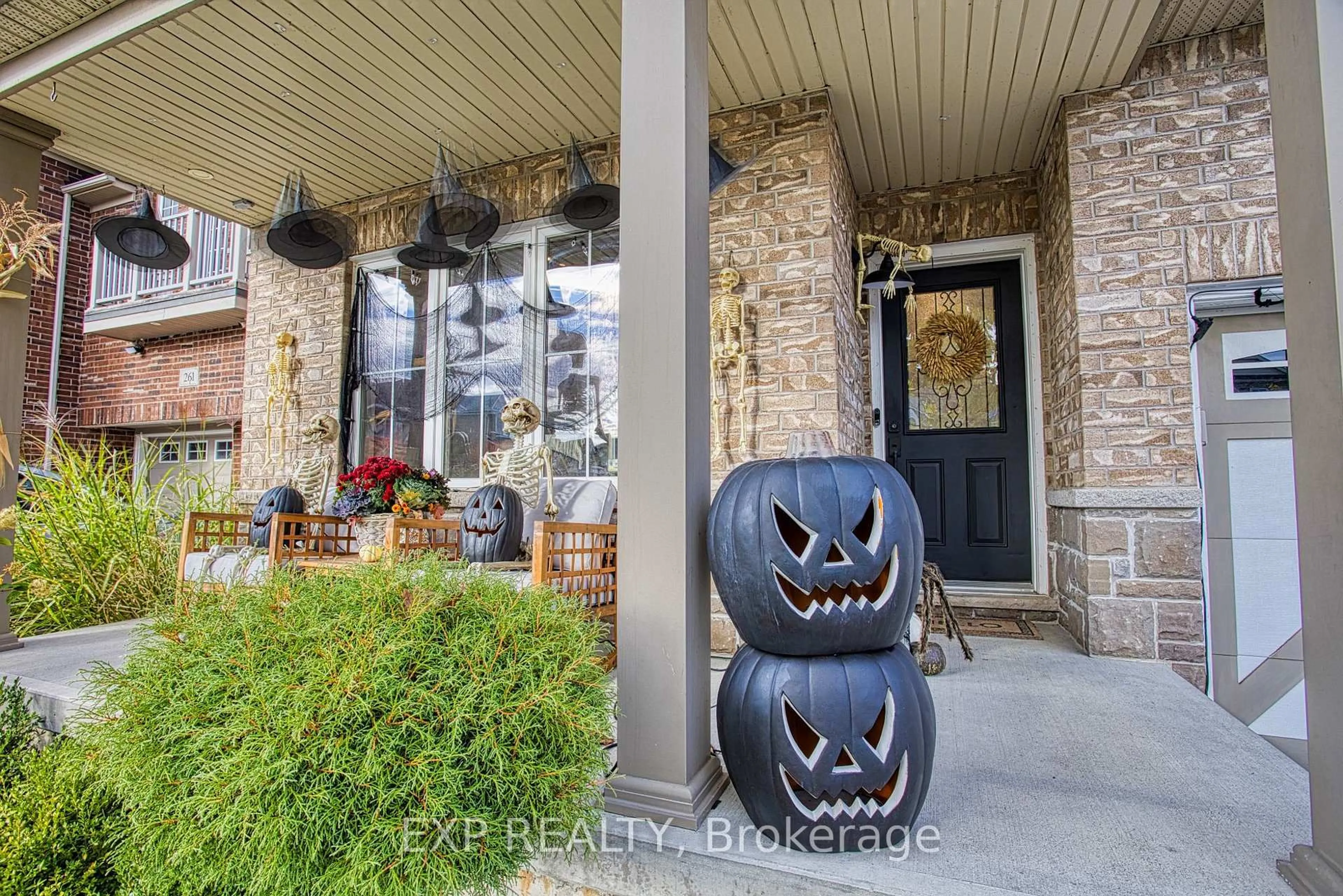 Indoor entryway for 265 Montreal Circ, Hamilton Ontario L8E 0C6