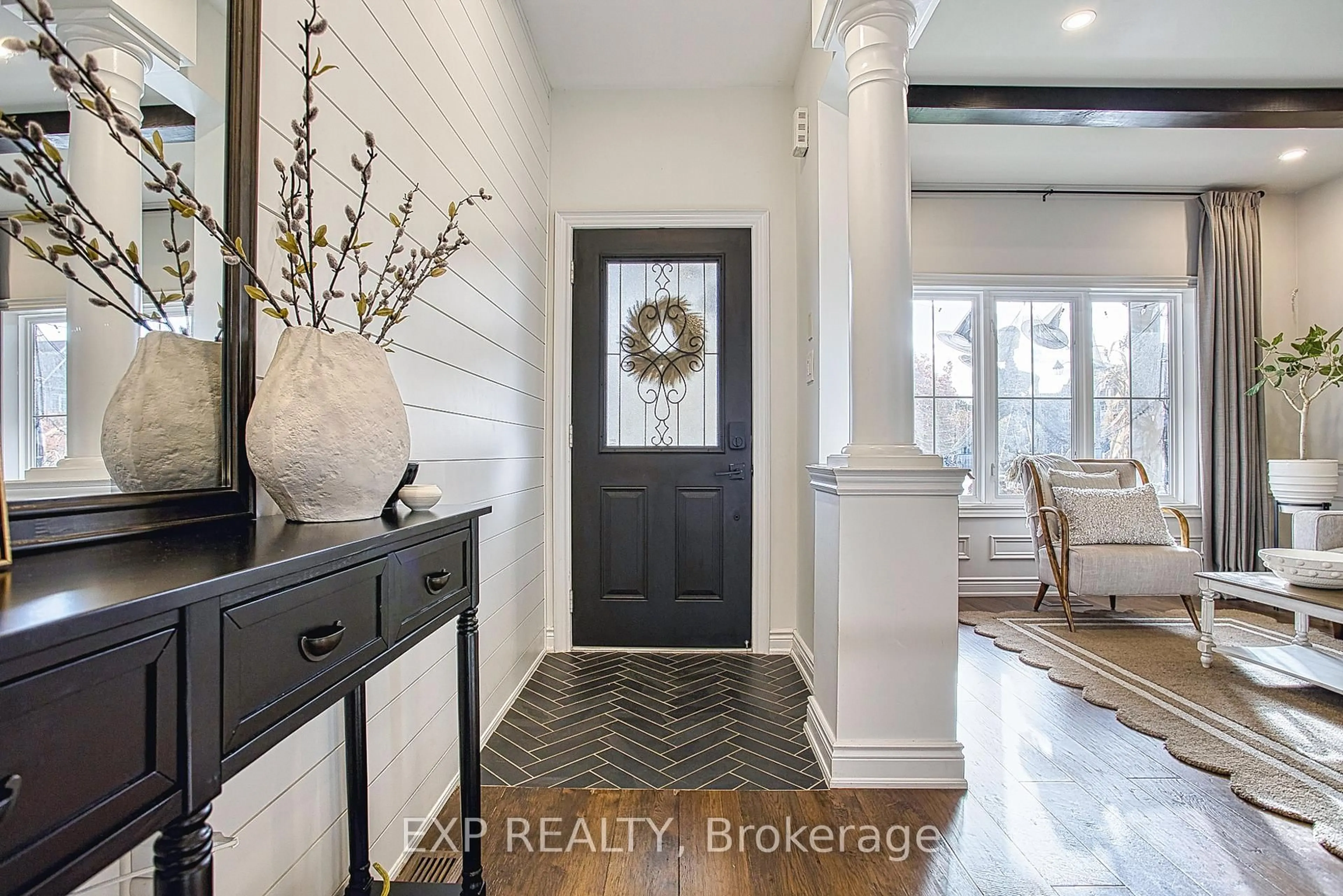 Indoor entryway for 265 Montreal Circ, Hamilton Ontario L8E 0C6