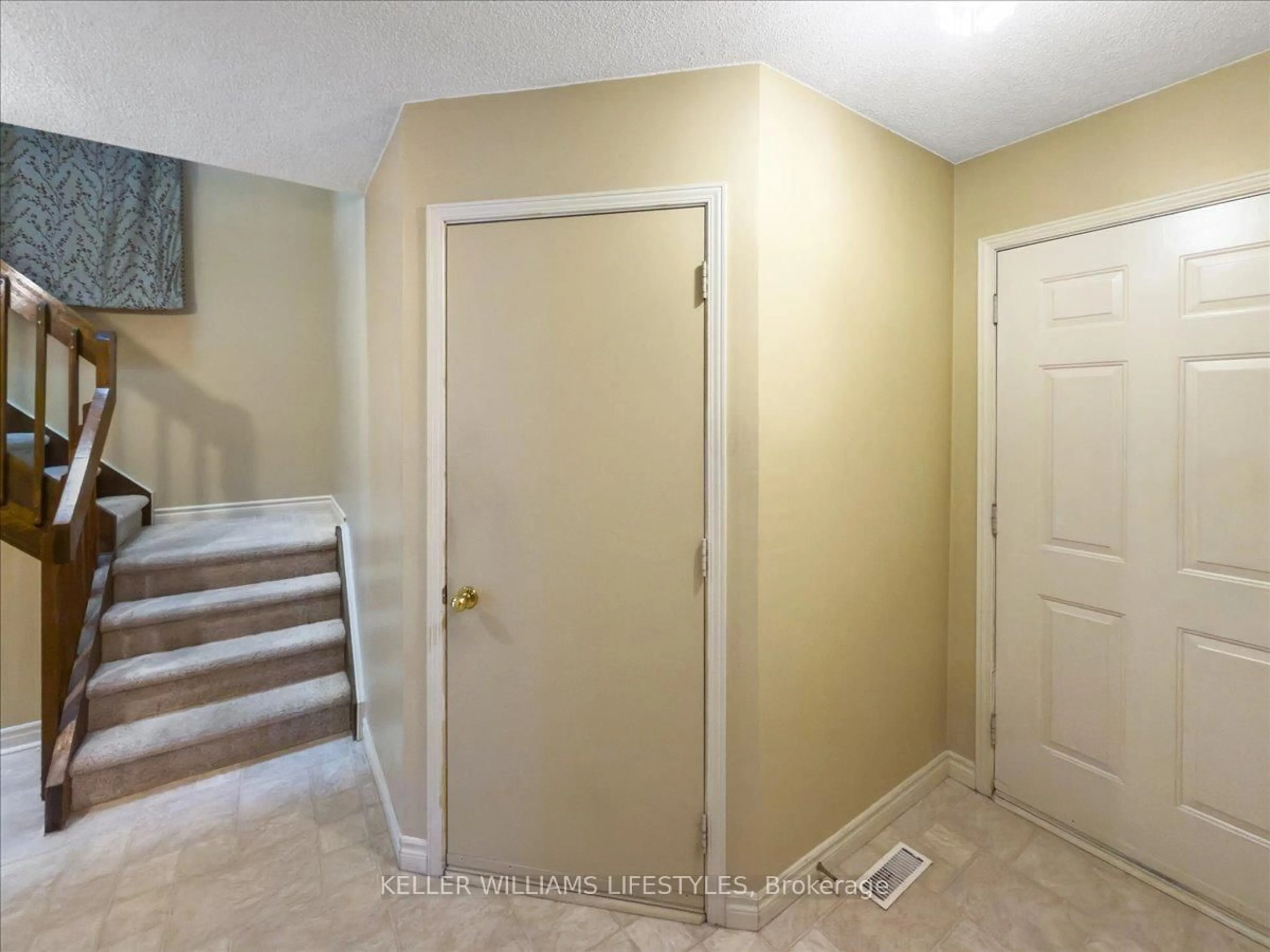 Indoor entryway for 1845 ALDERSBROOK Rd #26, London North Ontario N6G 4V9