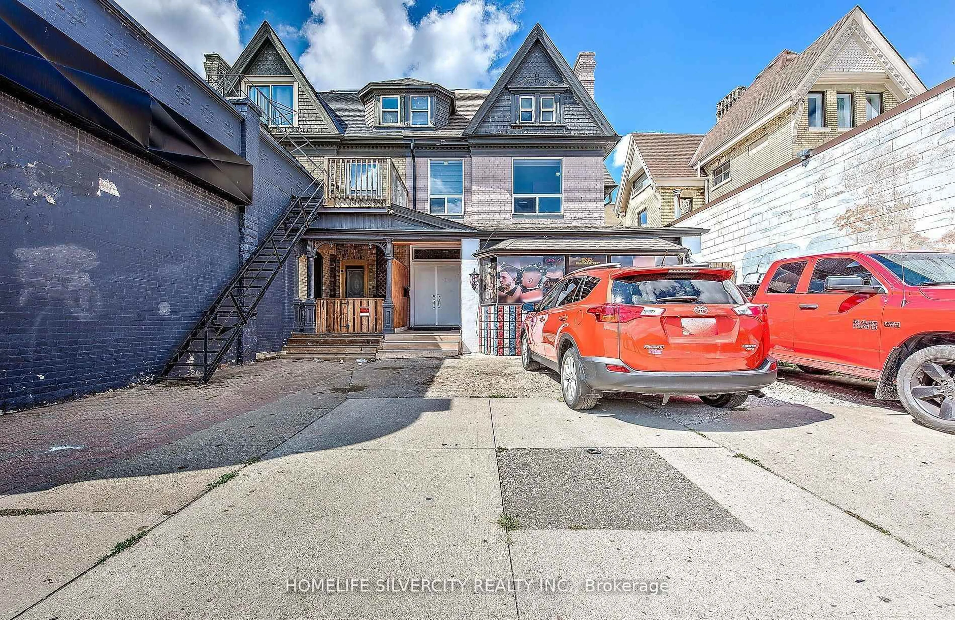A pic from outside/outdoor area/front of a property/back of a property/a pic from drone, street for 544 Dundas St, London East Ontario N6B 1W8