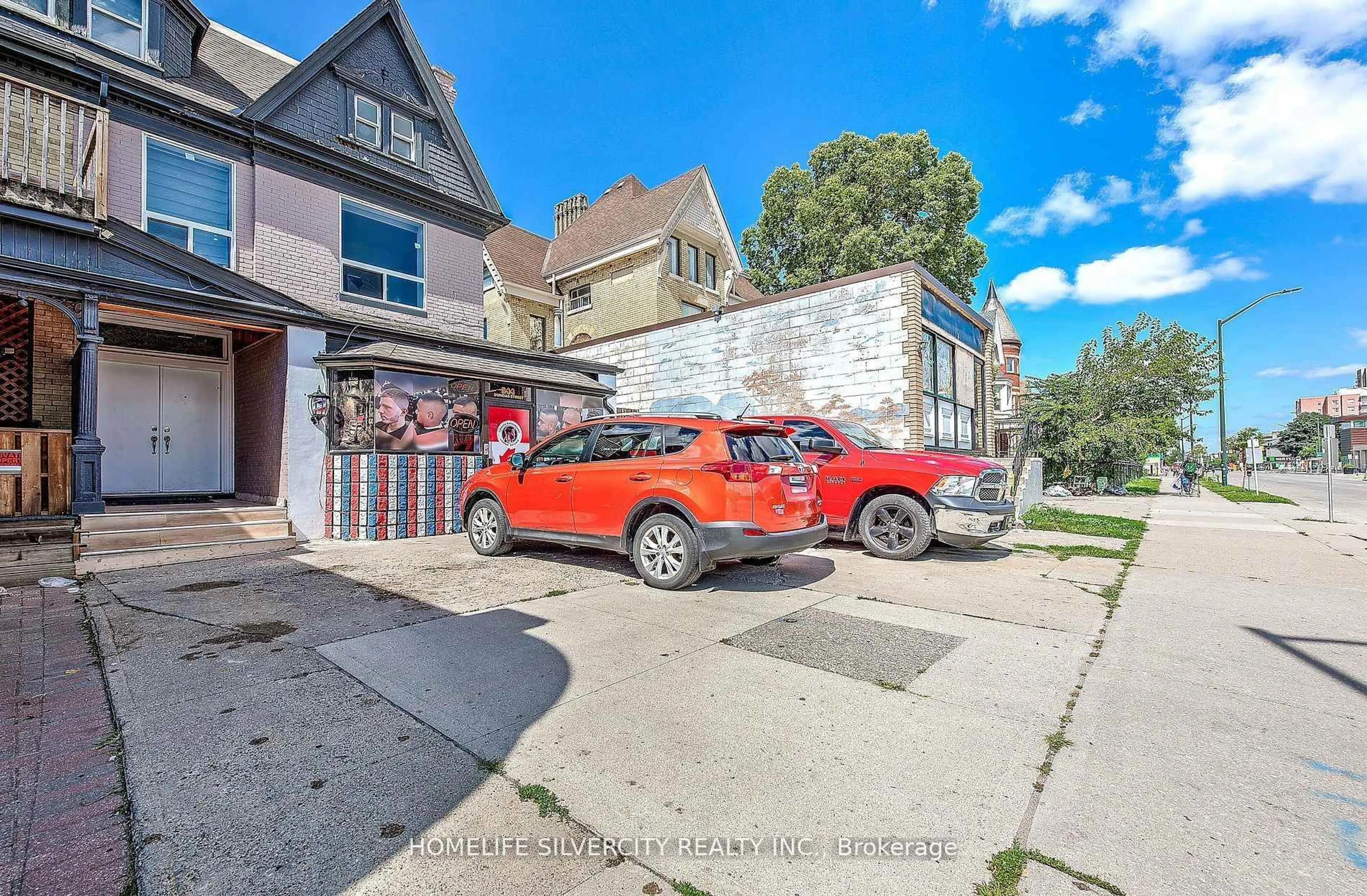 A pic from outside/outdoor area/front of a property/back of a property/a pic from drone, street for 544 Dundas St, London East Ontario N6B 1W8