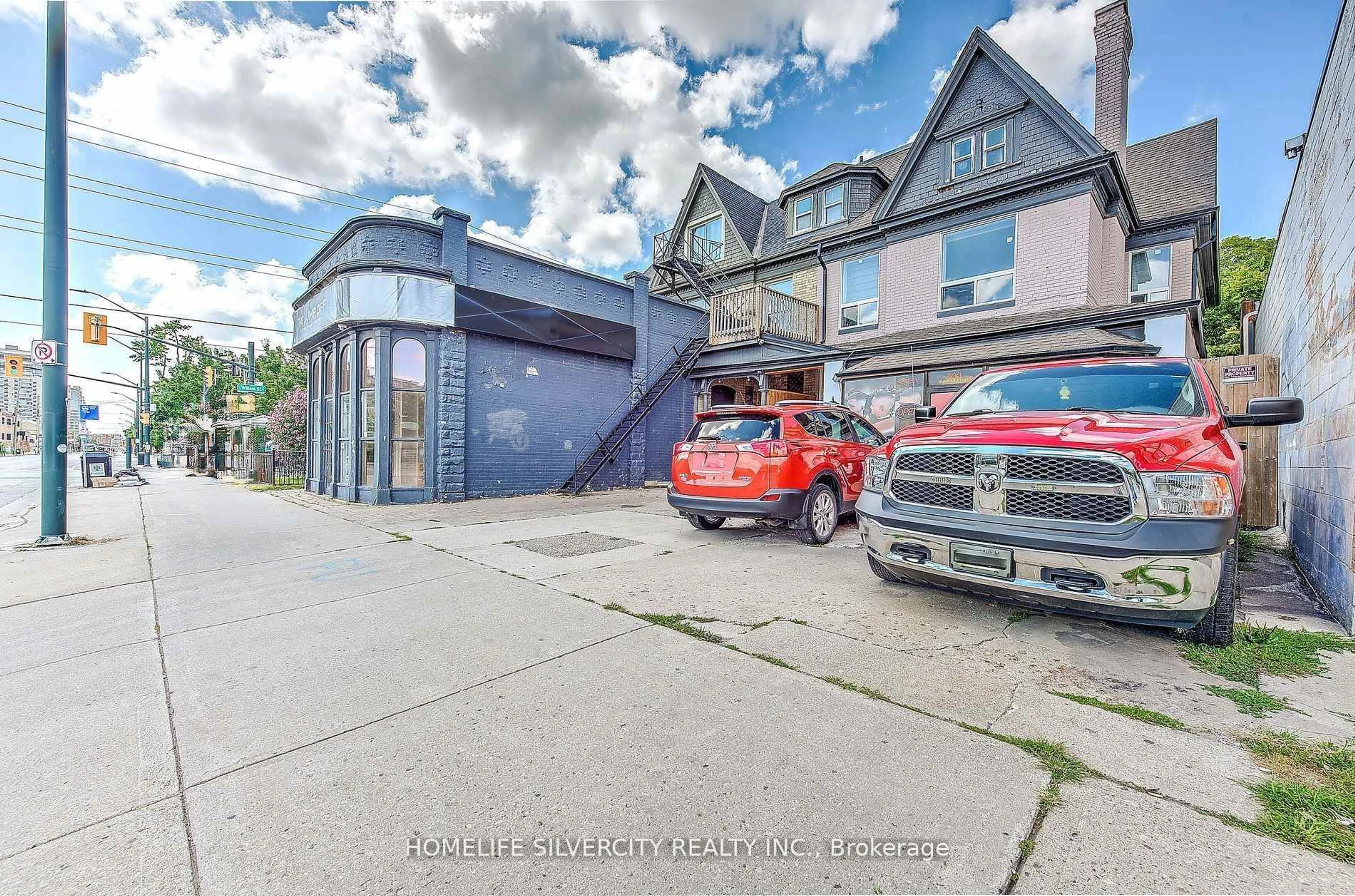 A pic from outside/outdoor area/front of a property/back of a property/a pic from drone, street for 544 Dundas St, London East Ontario N6B 1W8