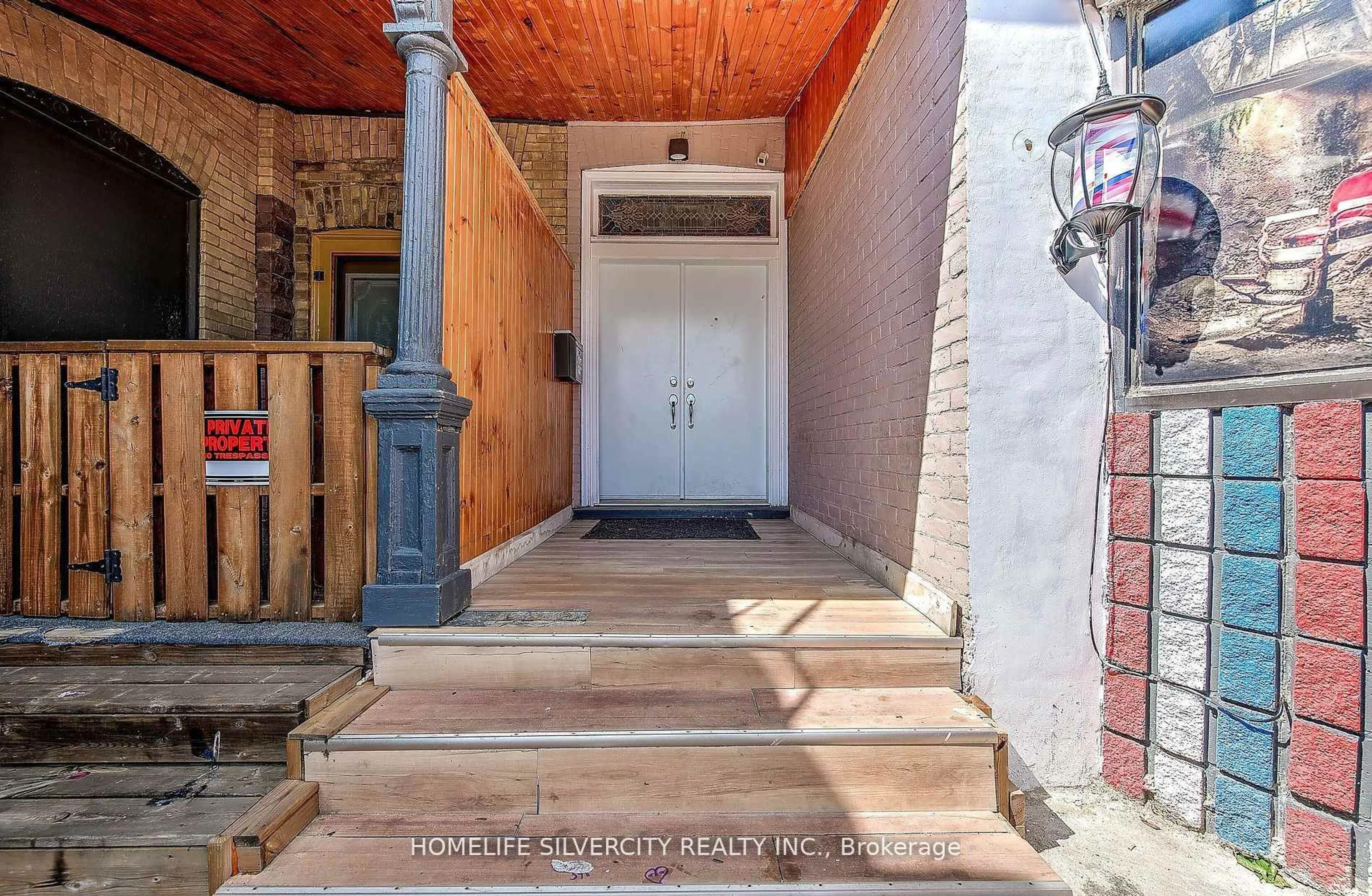 Indoor entryway for 544 Dundas St, London East Ontario N6B 1W8