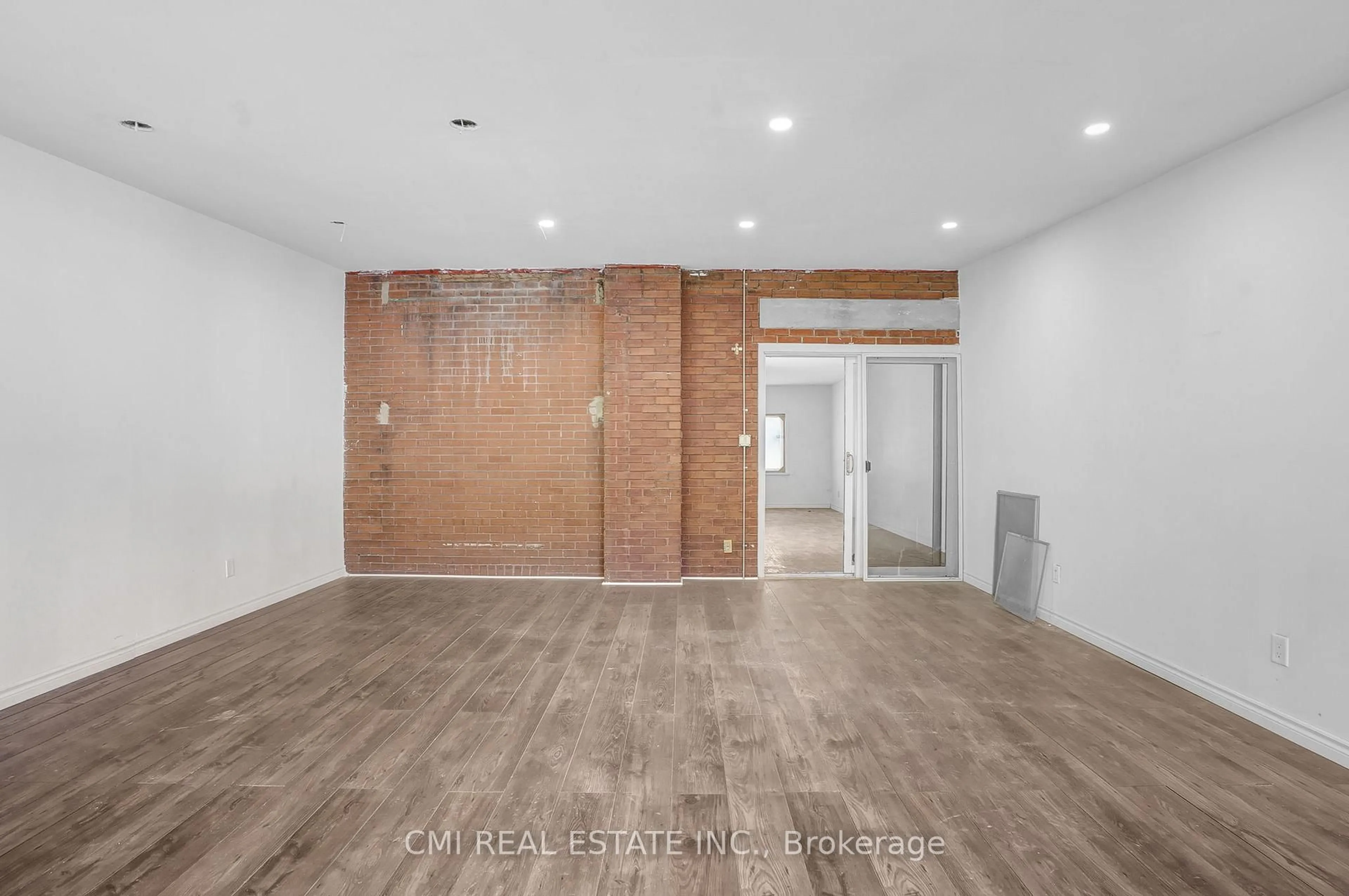 Indoor foyer for 135 Madison Ave, Kitchener Ontario N2G 3M4