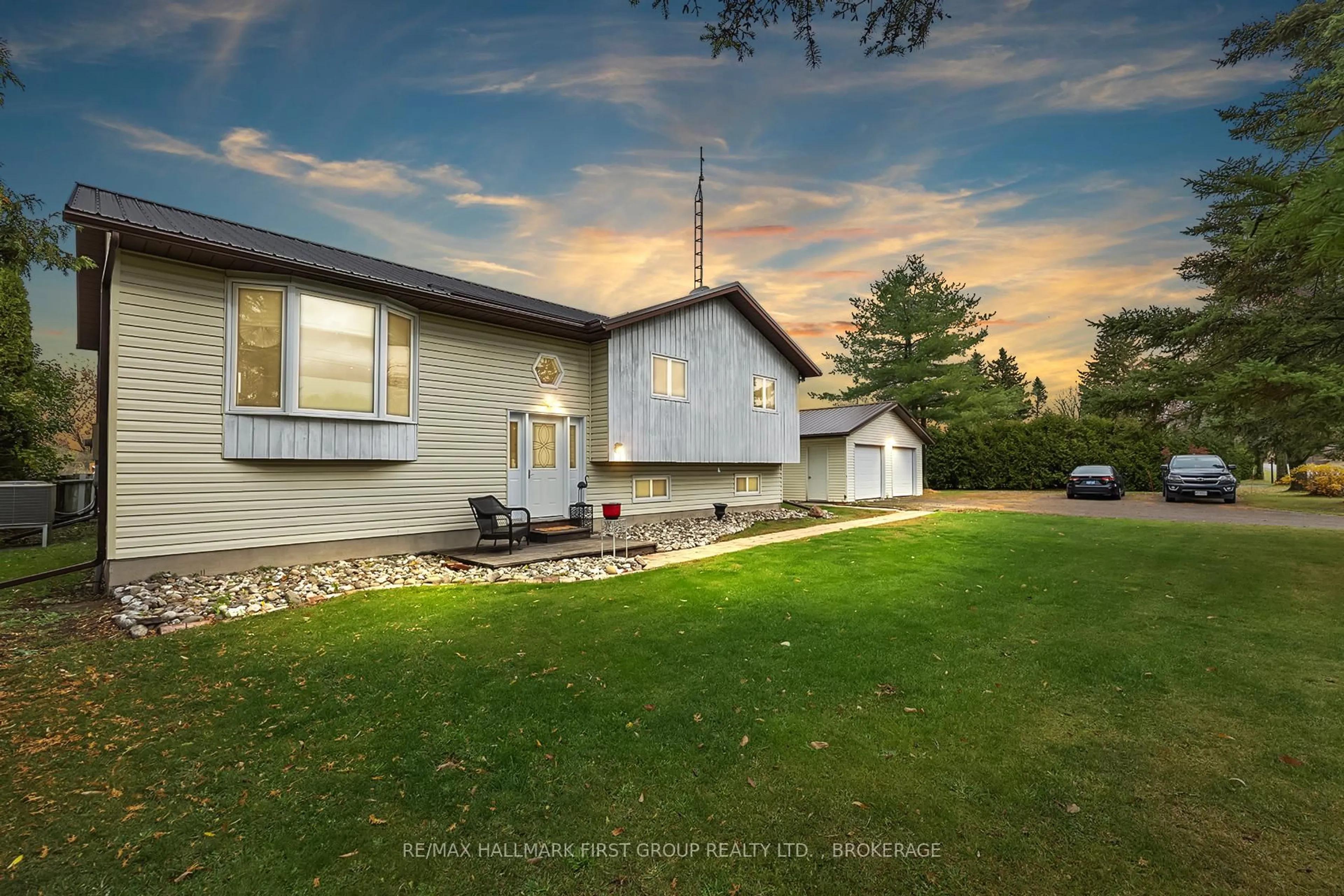 A pic from outside/outdoor area/front of a property/back of a property/a pic from drone, street for 810 County 2 Rd, Front of Leeds & Seeleys Bay Ontario K0E 1L0