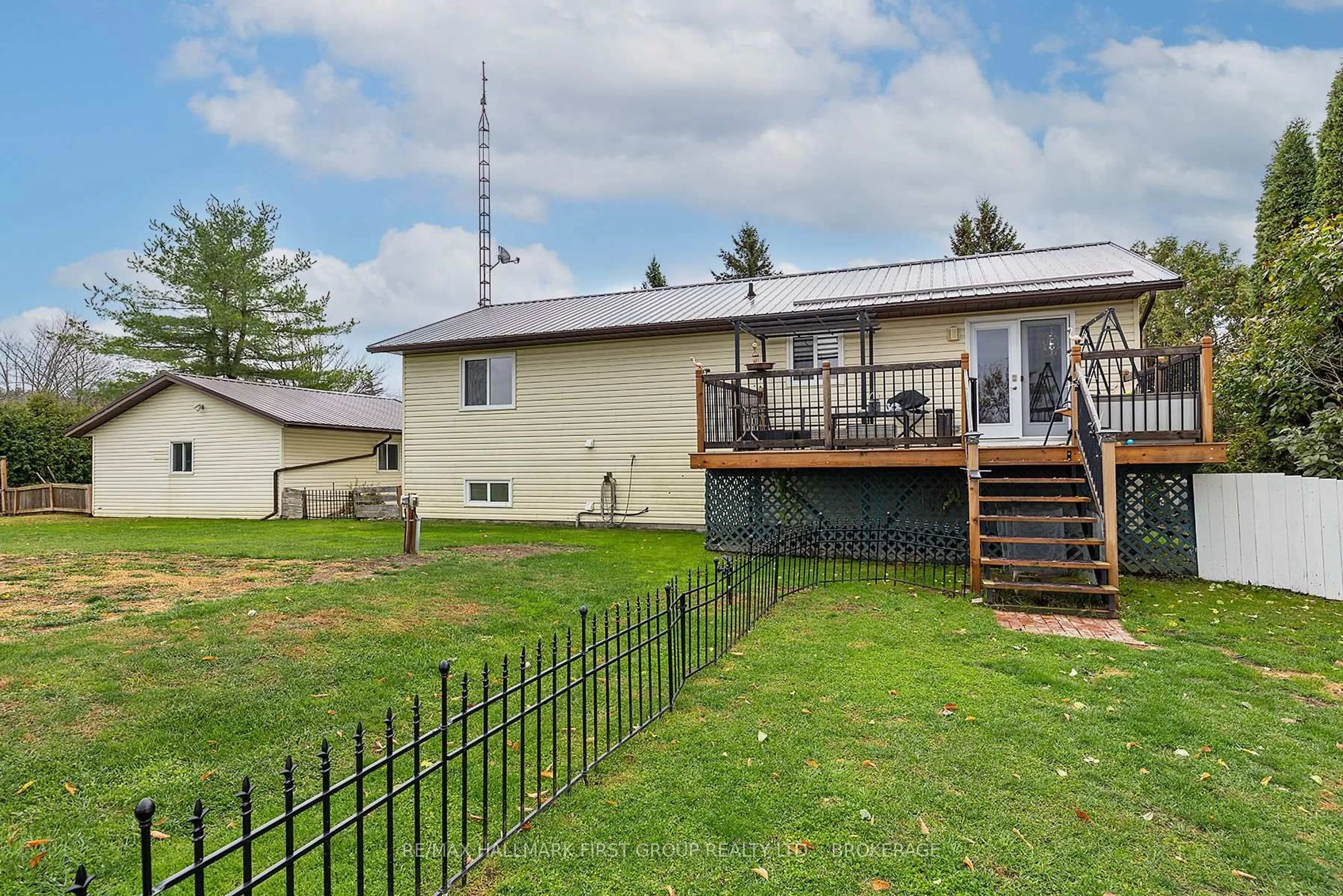 A pic from outside/outdoor area/front of a property/back of a property/a pic from drone, unknown for 810 County 2 Rd, Front of Leeds & Seeleys Bay Ontario K0E 1L0