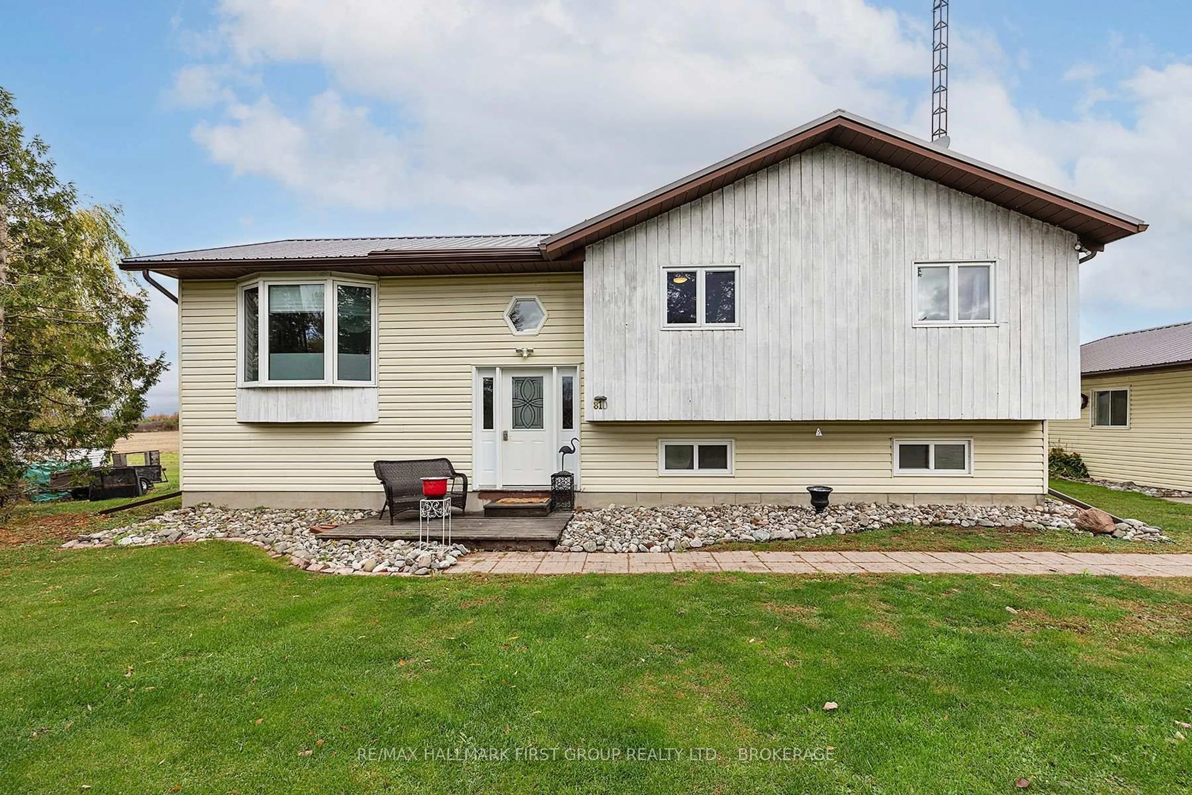 Home with vinyl exterior material, street for 810 County 2 Rd, Front of Leeds & Seeleys Bay Ontario K0E 1L0