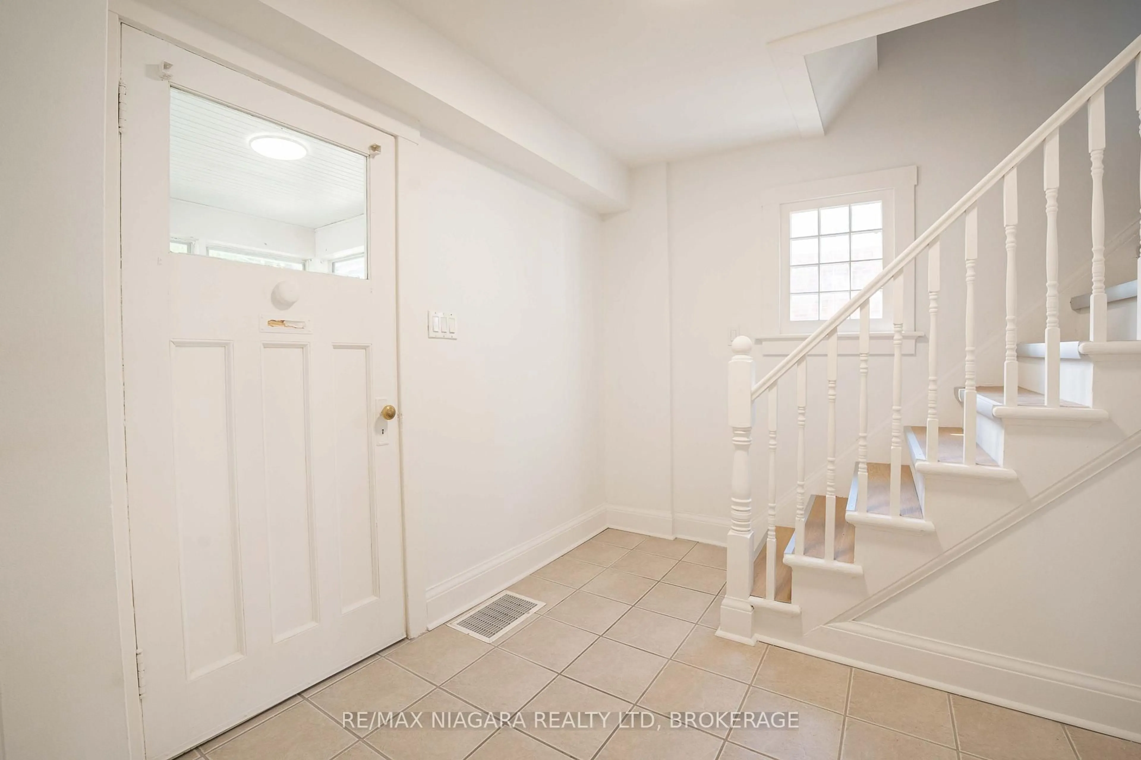 Indoor entryway for 249 Russell Ave, St. Catharines Ontario L2R 1X1