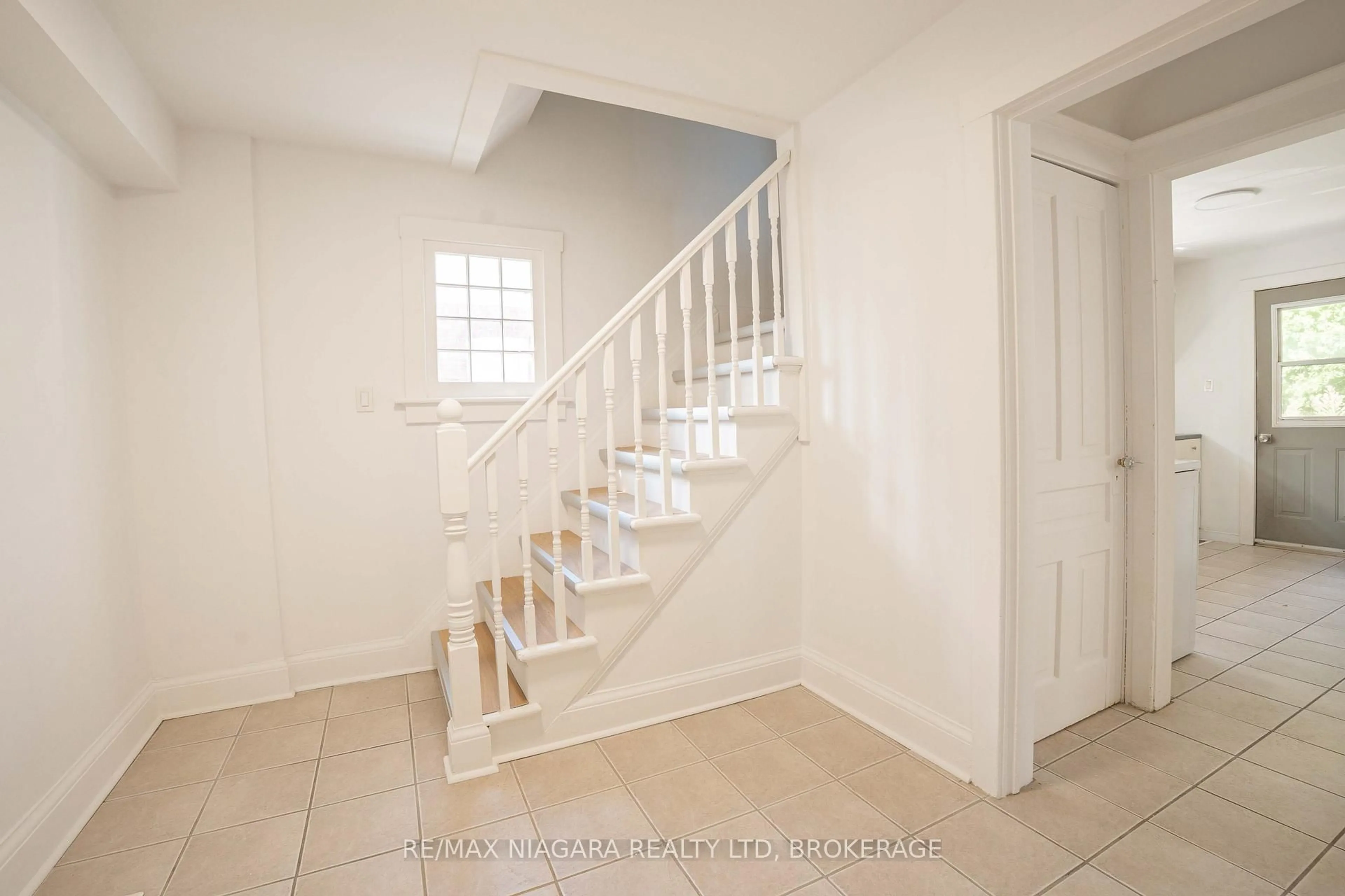 Stairs for 249 Russell Ave, St. Catharines Ontario L2R 1X1