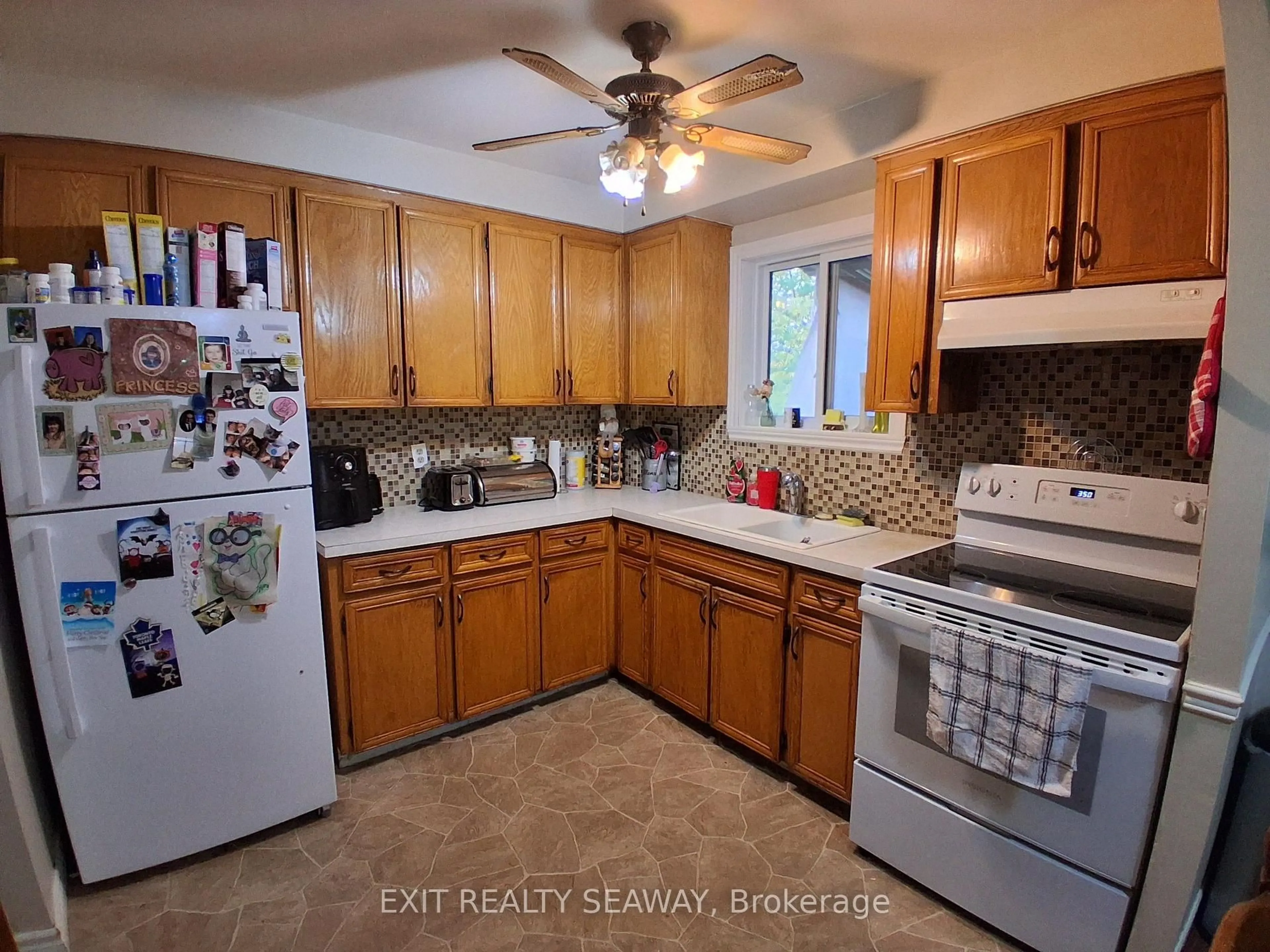 Standard kitchen, ceramic/tile floor for 3337 Cadeb Ave, Cornwall Ontario K6K 1H9