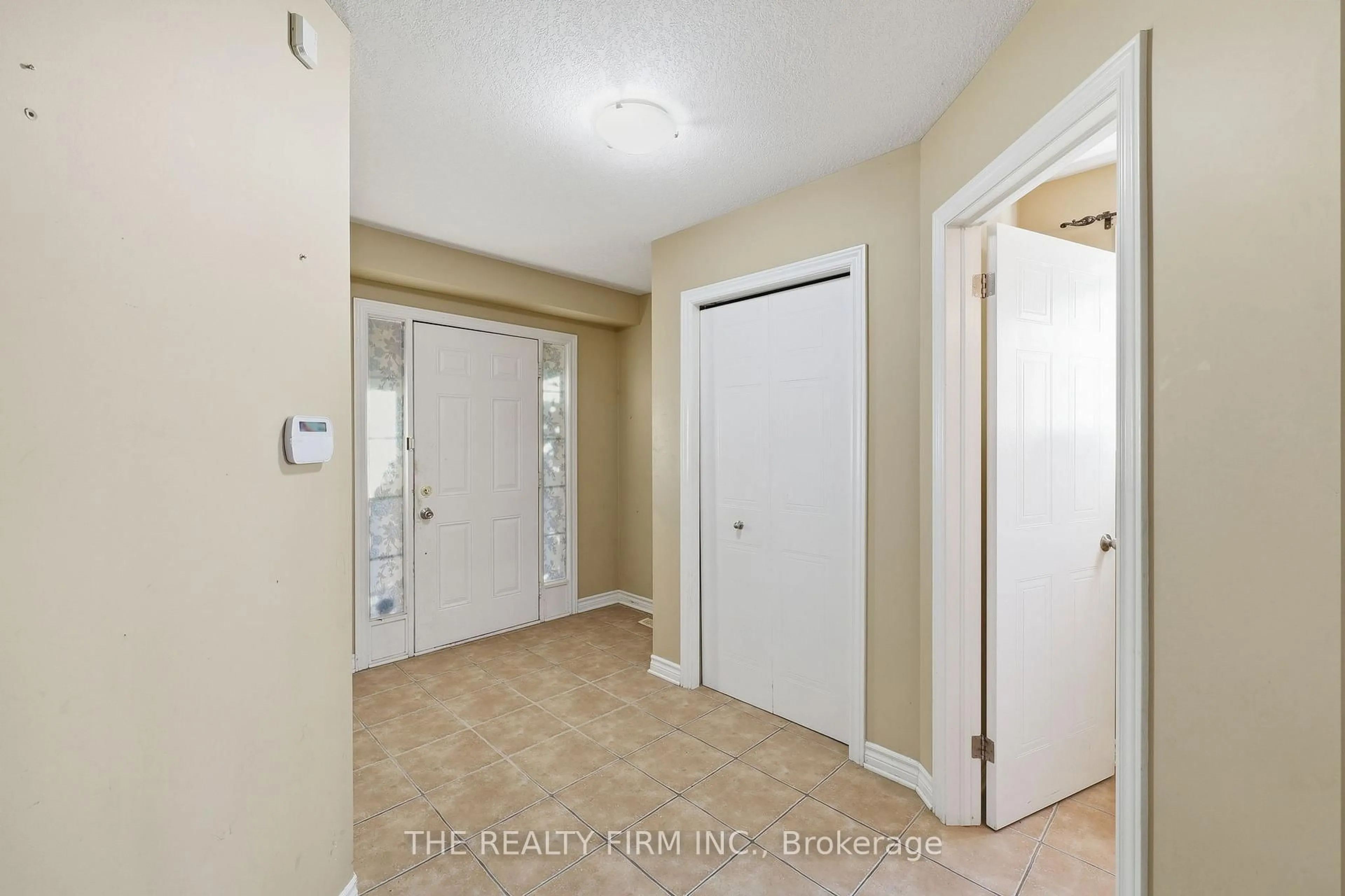 Indoor entryway for 1012 OAKCROSSING Rd, London North Ontario N6H 0A8