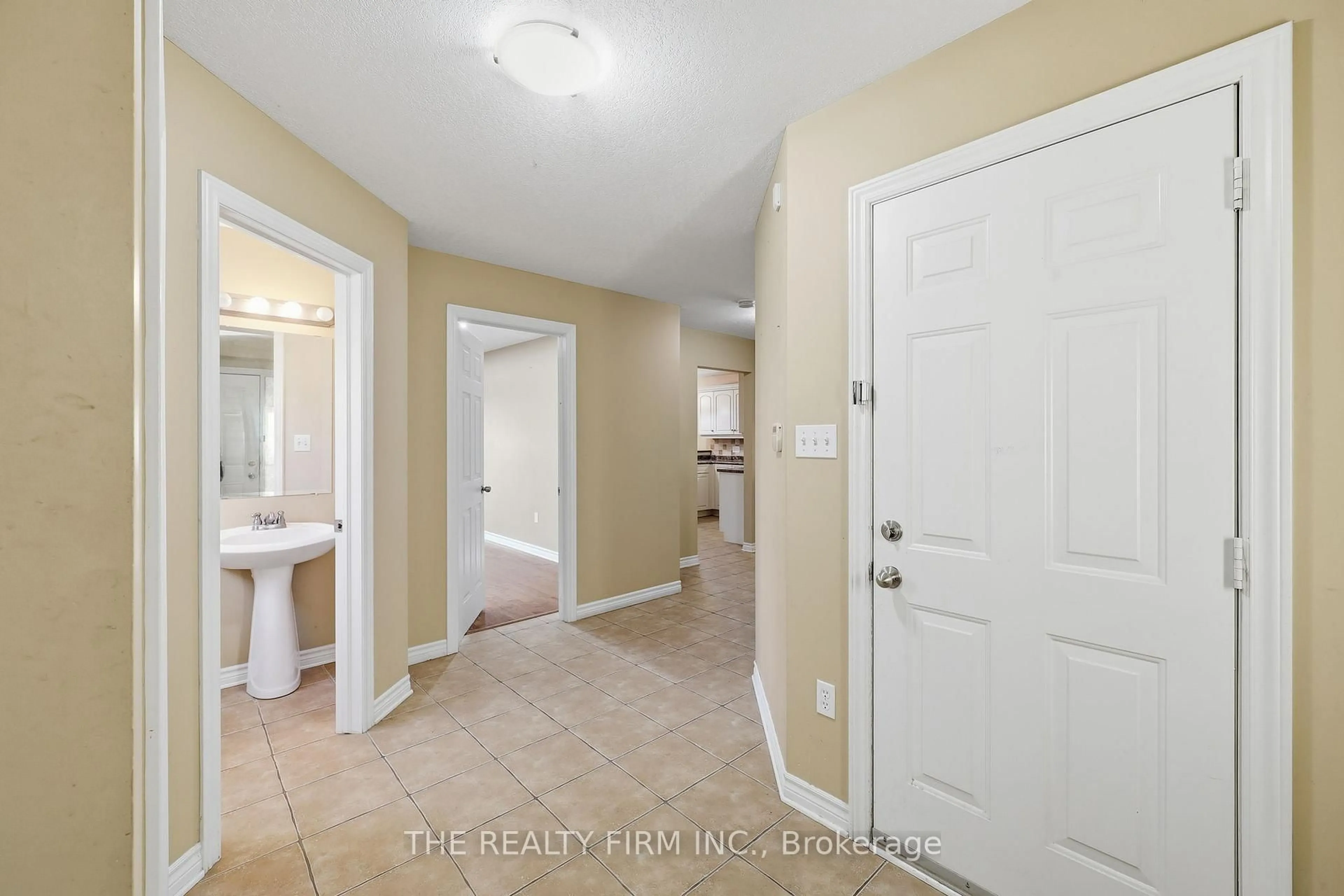 Indoor entryway for 1012 OAKCROSSING Rd, London North Ontario N6H 0A8