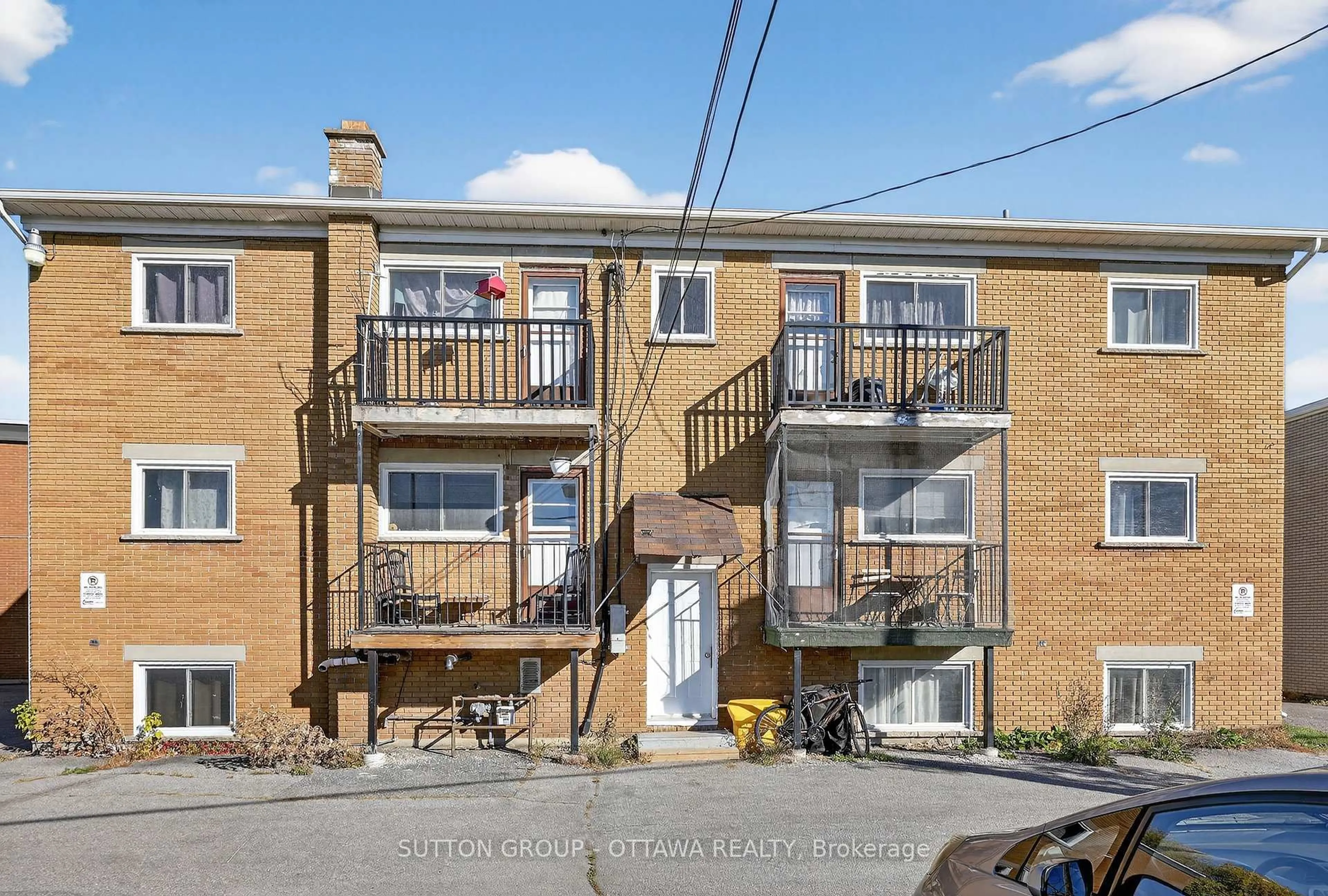 A pic from outside/outdoor area/front of a property/back of a property/a pic from drone, street for 370 Belisle St, Ottawa Ontario K1L 6V2