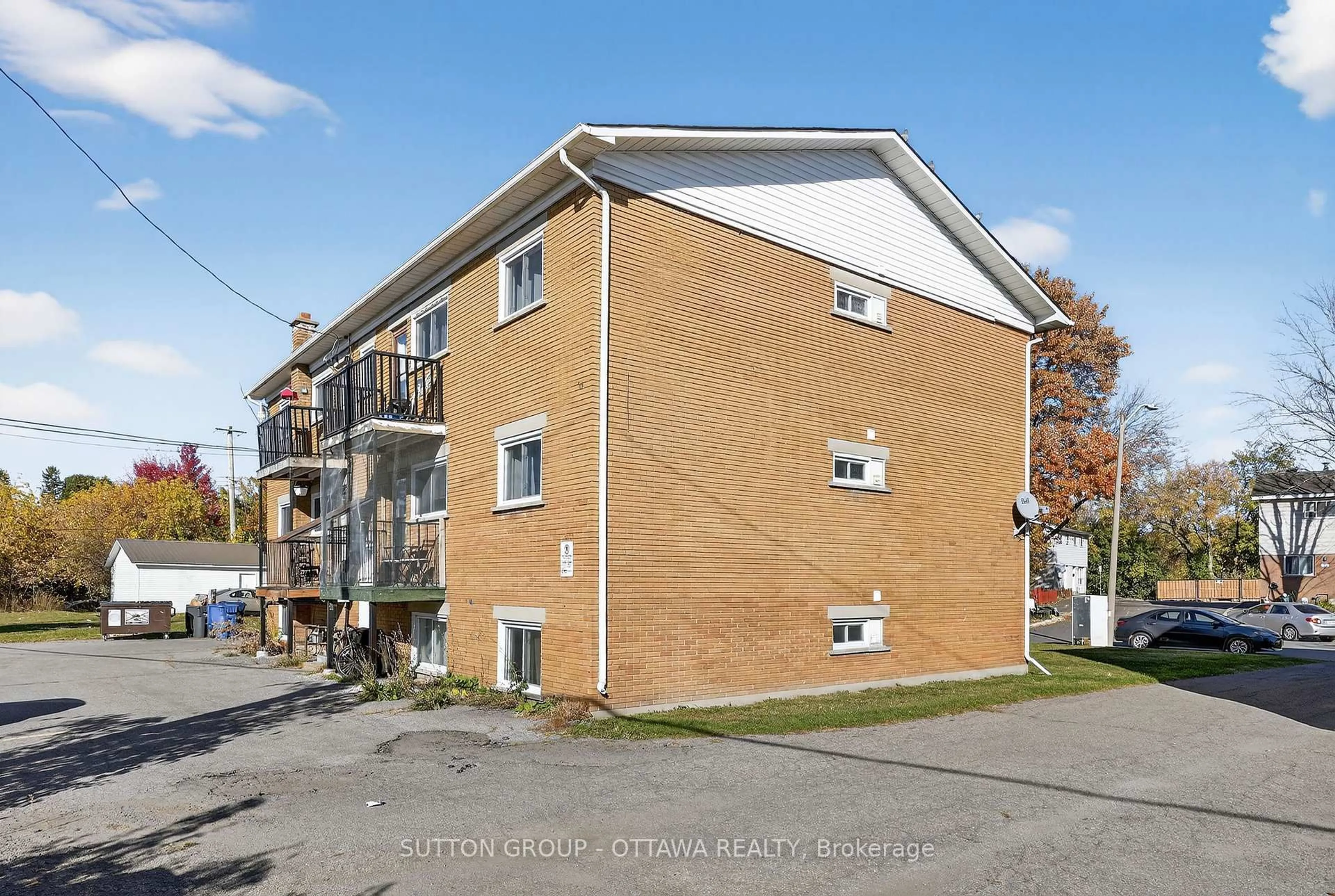 A pic from outside/outdoor area/front of a property/back of a property/a pic from drone, street for 370 Belisle St, Ottawa Ontario K1L 6V2
