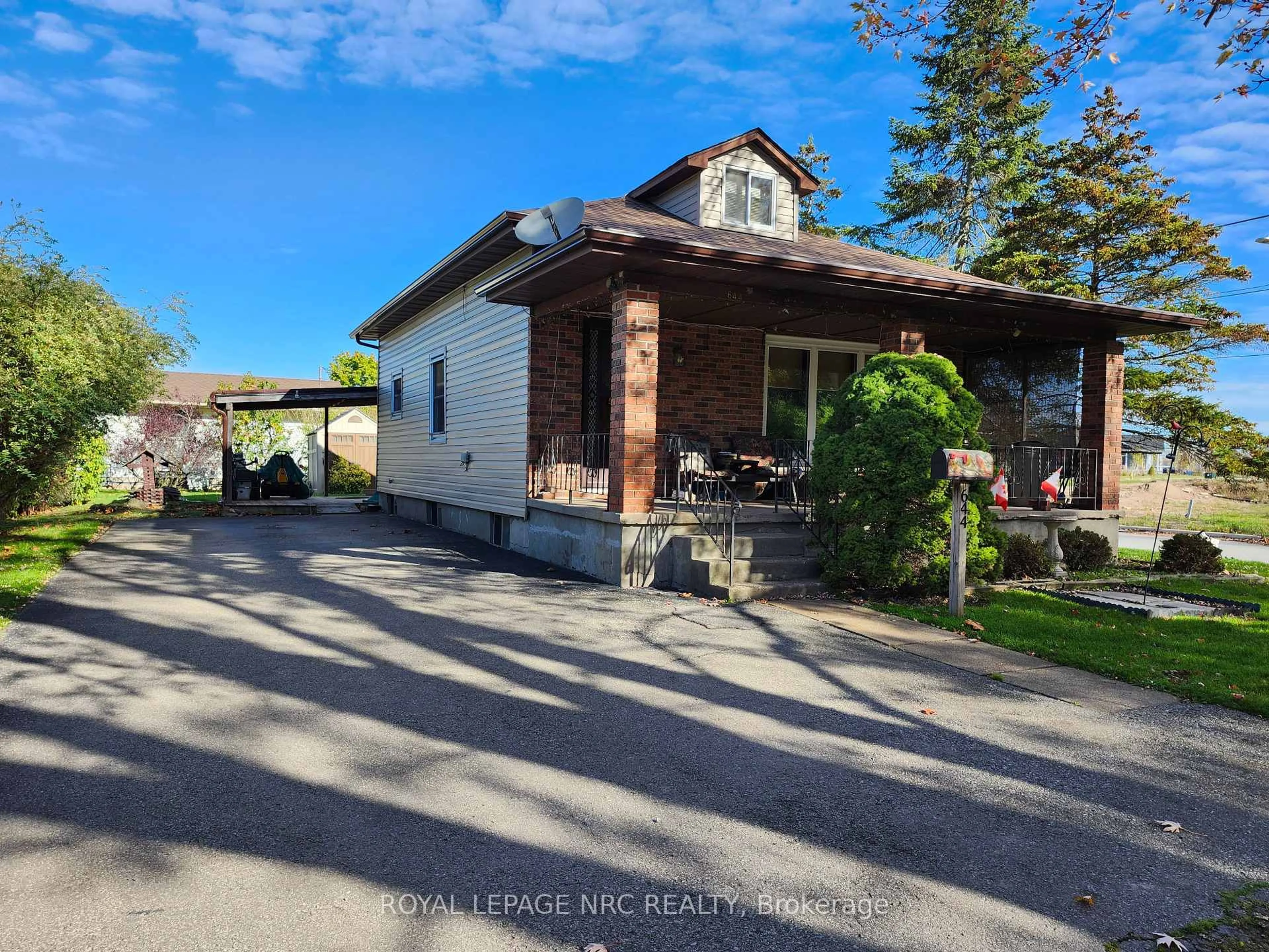 A pic from outside/outdoor area/front of a property/back of a property/a pic from drone, street for 644 Floyd Pl, Fort Erie Ontario L2A 1C3