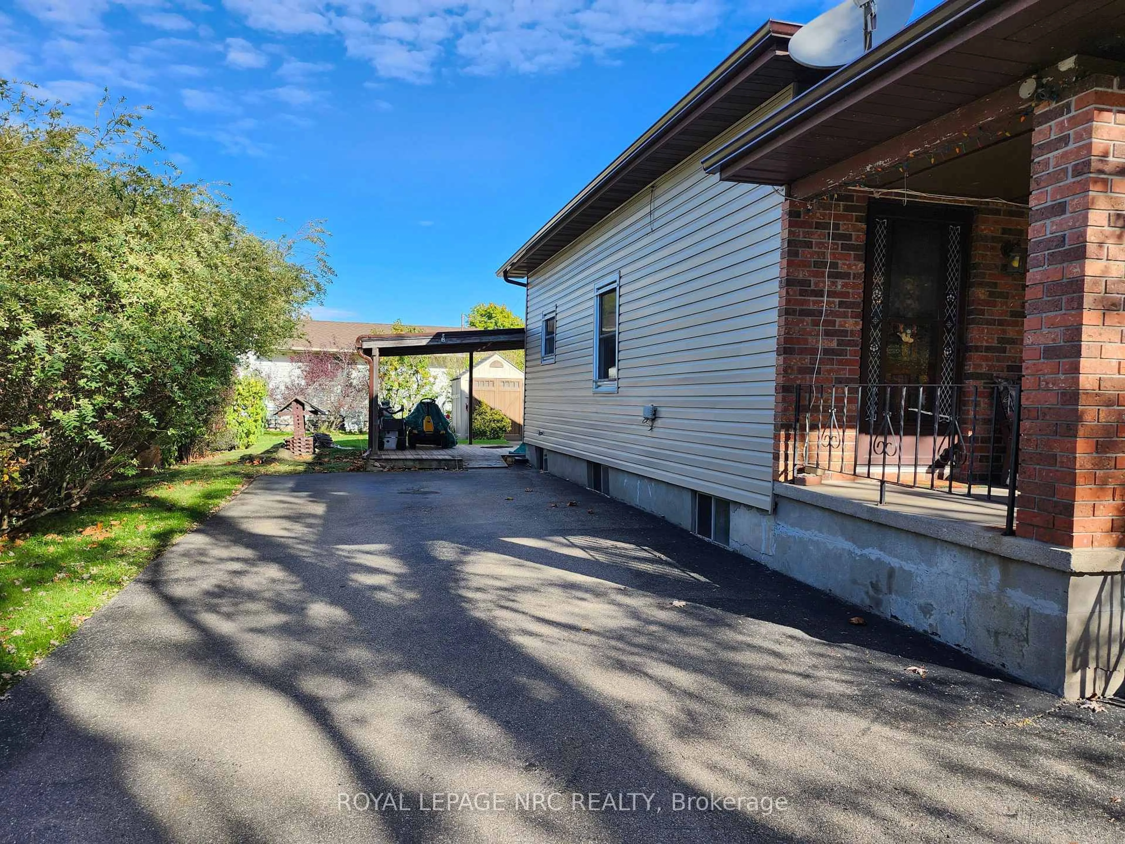 A pic from outside/outdoor area/front of a property/back of a property/a pic from drone, street for 644 Floyd Pl, Fort Erie Ontario L2A 1C3