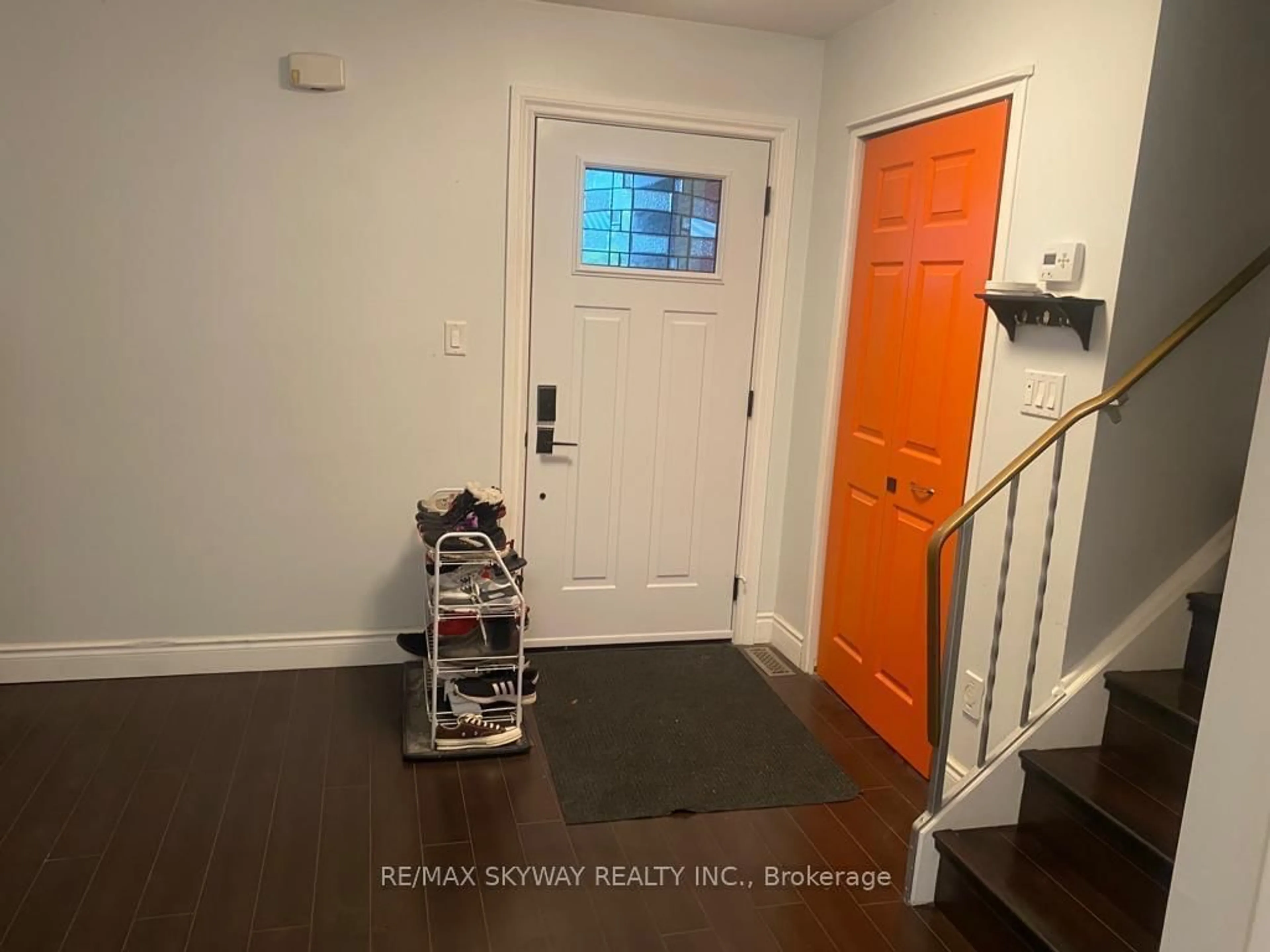 Indoor entryway for 18 Matthew Crt, Kitchener Ontario N2B 1W6