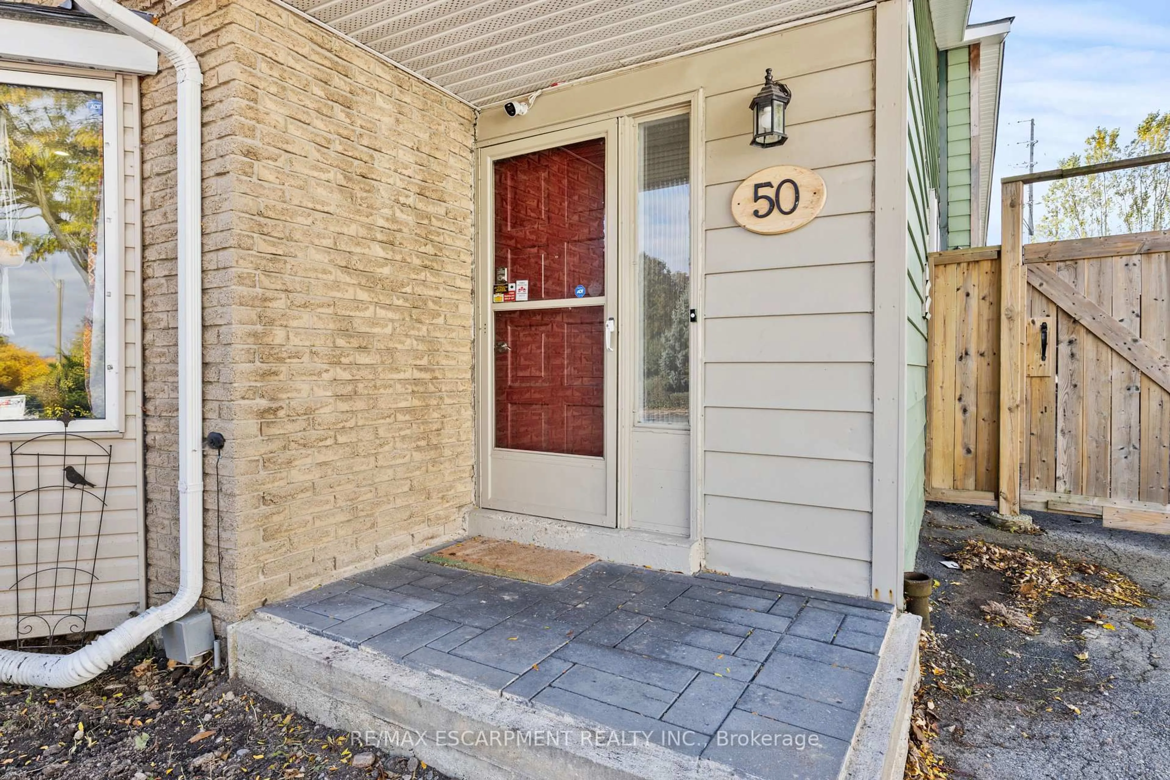 Indoor entryway for 50 Gledhill Cres, Hamilton Ontario L9C 6H4