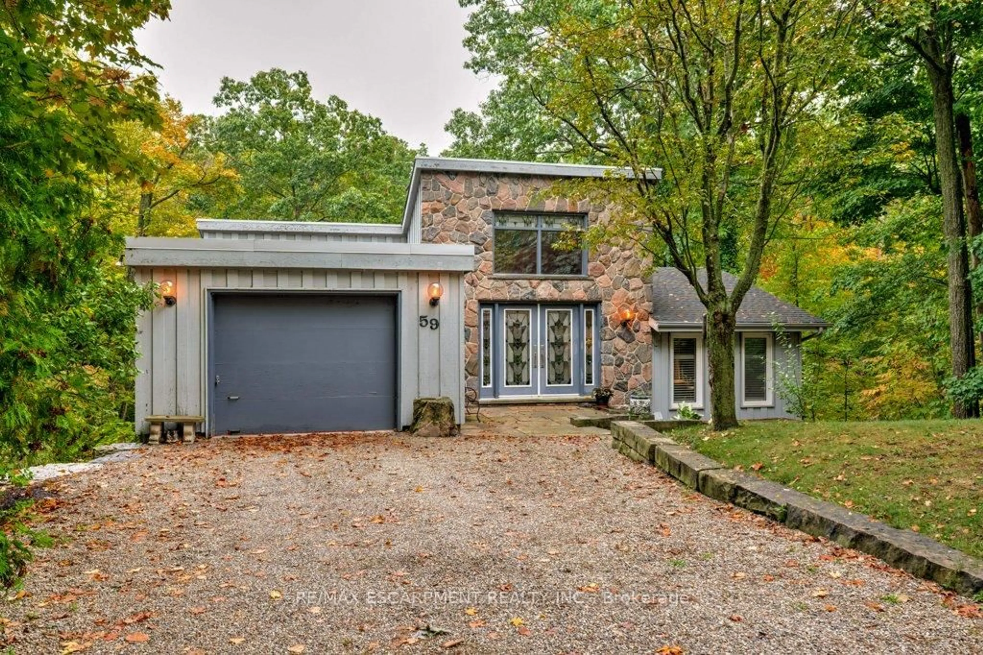 Home with brick exterior material, street for 59 PARK Rd, Grimsby Ontario L3M 4E7