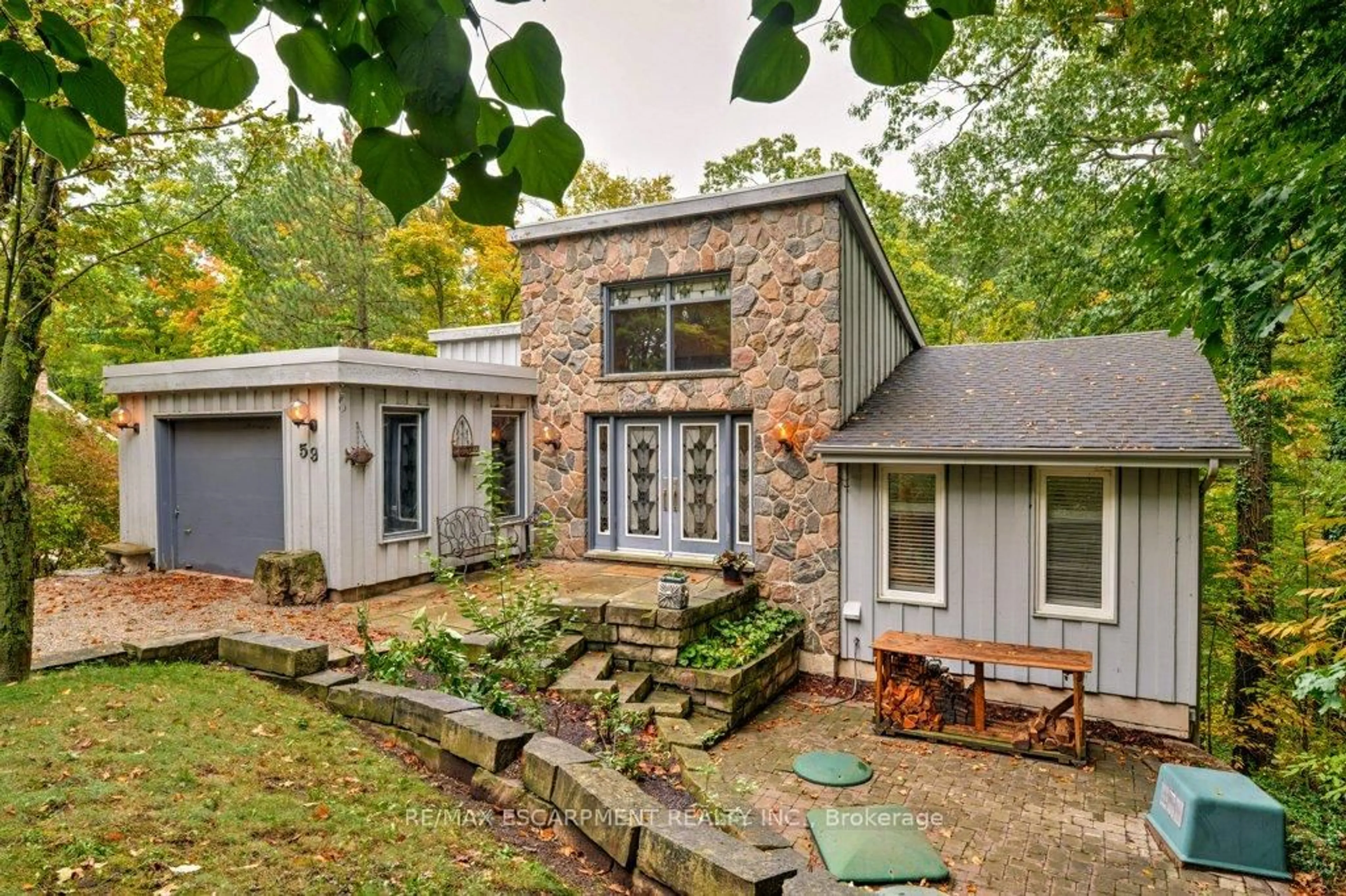 Home with brick exterior material, unknown for 59 PARK Rd, Grimsby Ontario L3M 4E7