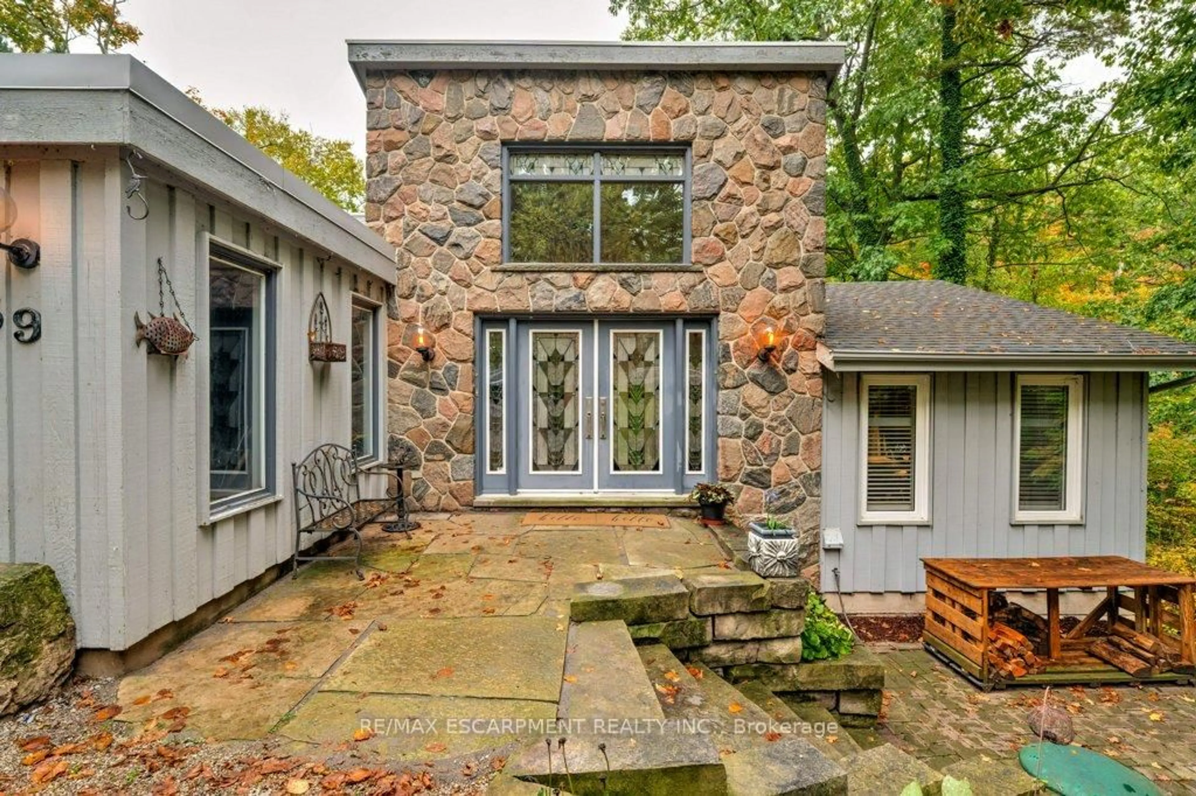 Home with brick exterior material, unknown for 59 PARK Rd, Grimsby Ontario L3M 4E7