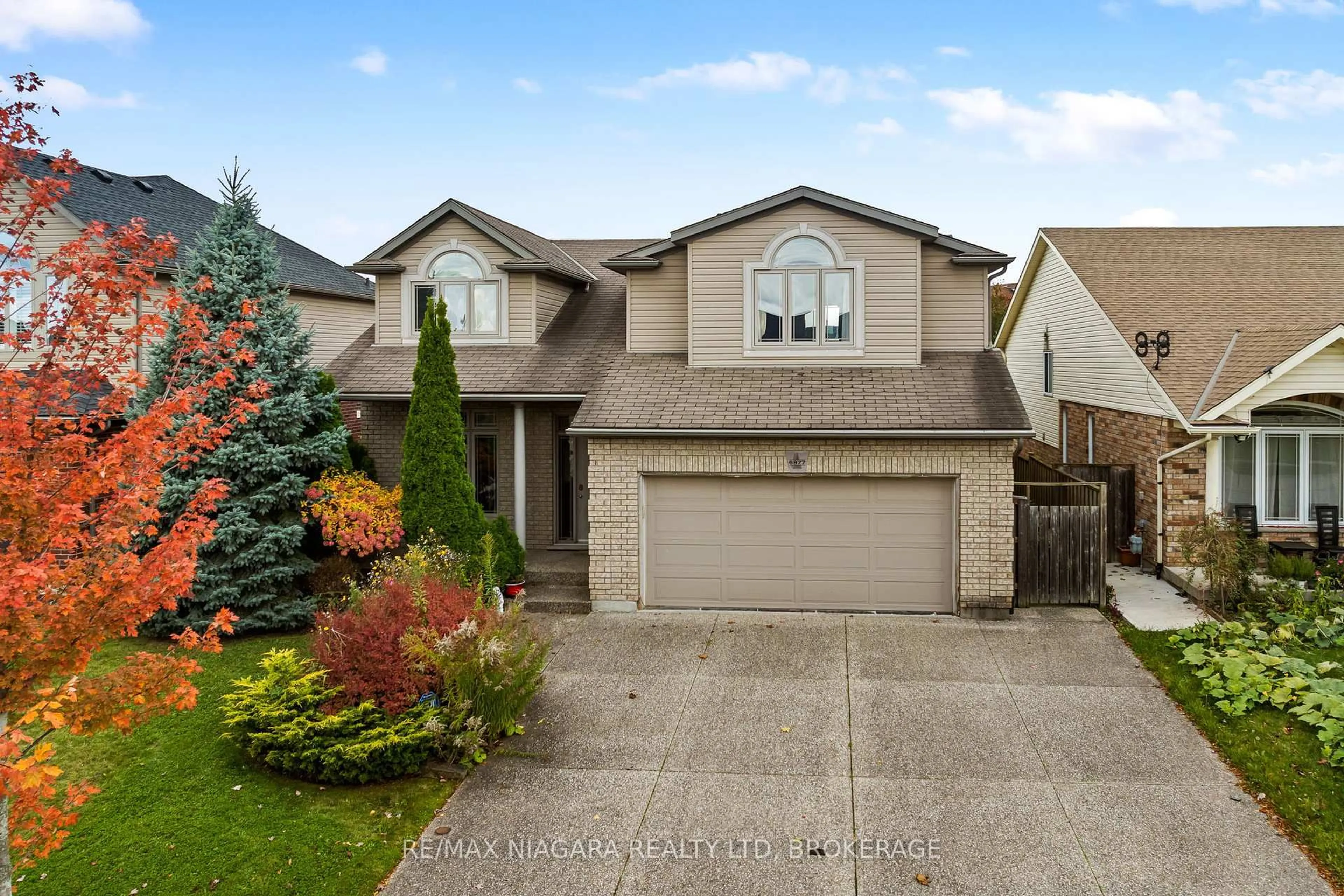 Home with vinyl exterior material, street for 6877 Courtney Cres, Niagara Falls Ontario L2H 0A3