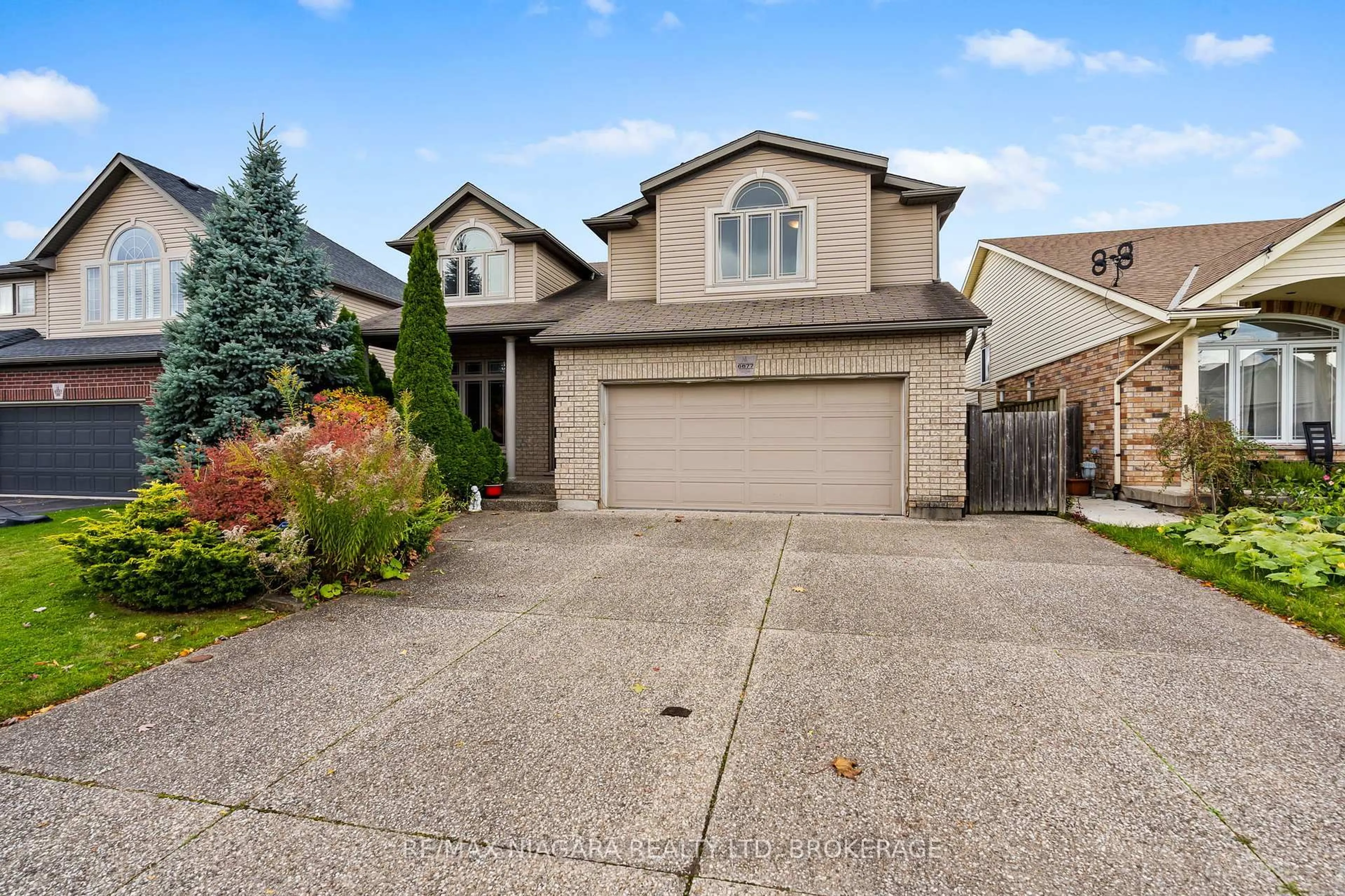 Home with vinyl exterior material, street for 6877 Courtney Cres, Niagara Falls Ontario L2H 0A3