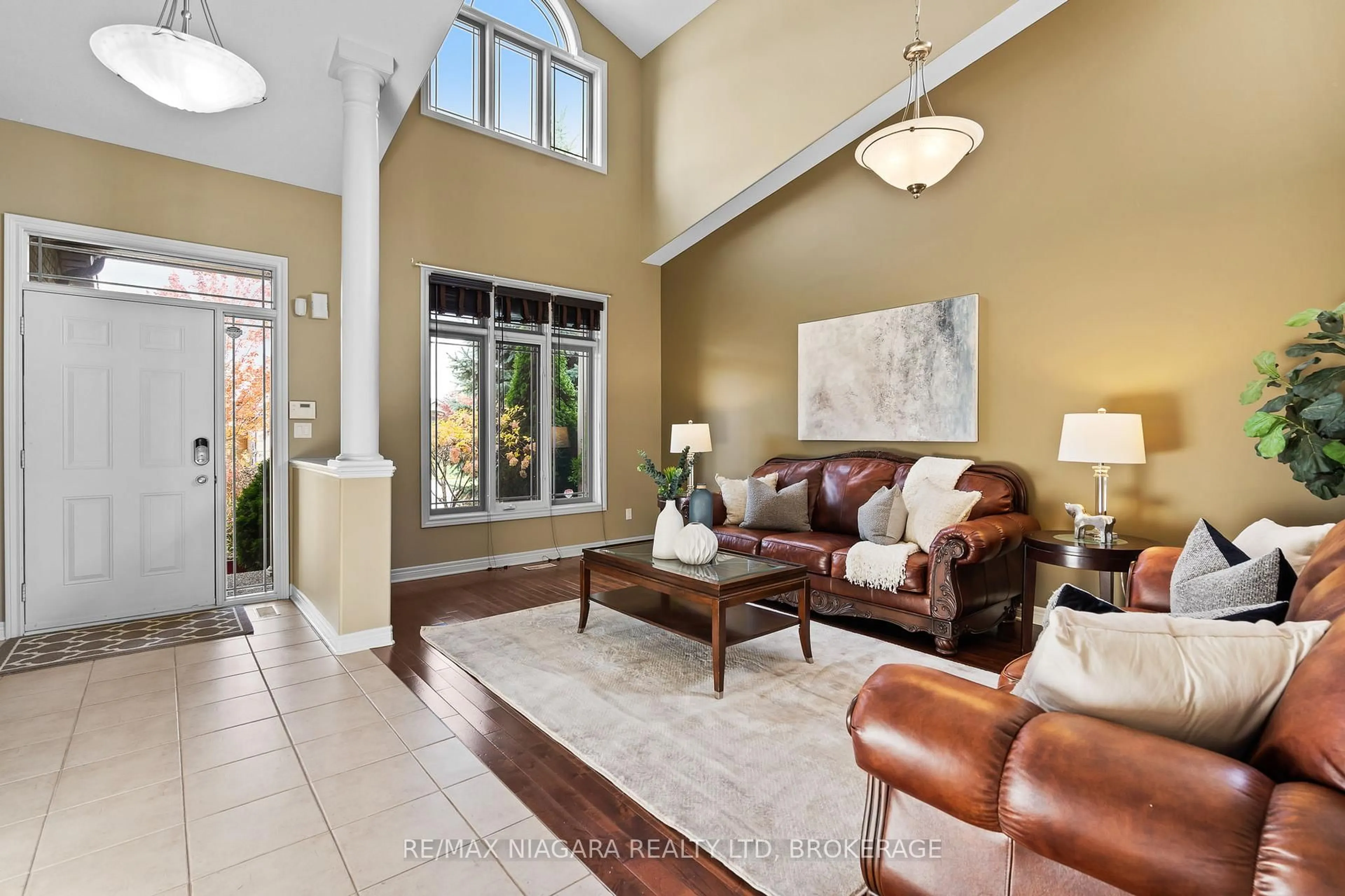 Living room with furniture, ceramic/tile floor for 6877 Courtney Cres, Niagara Falls Ontario L2H 0A3