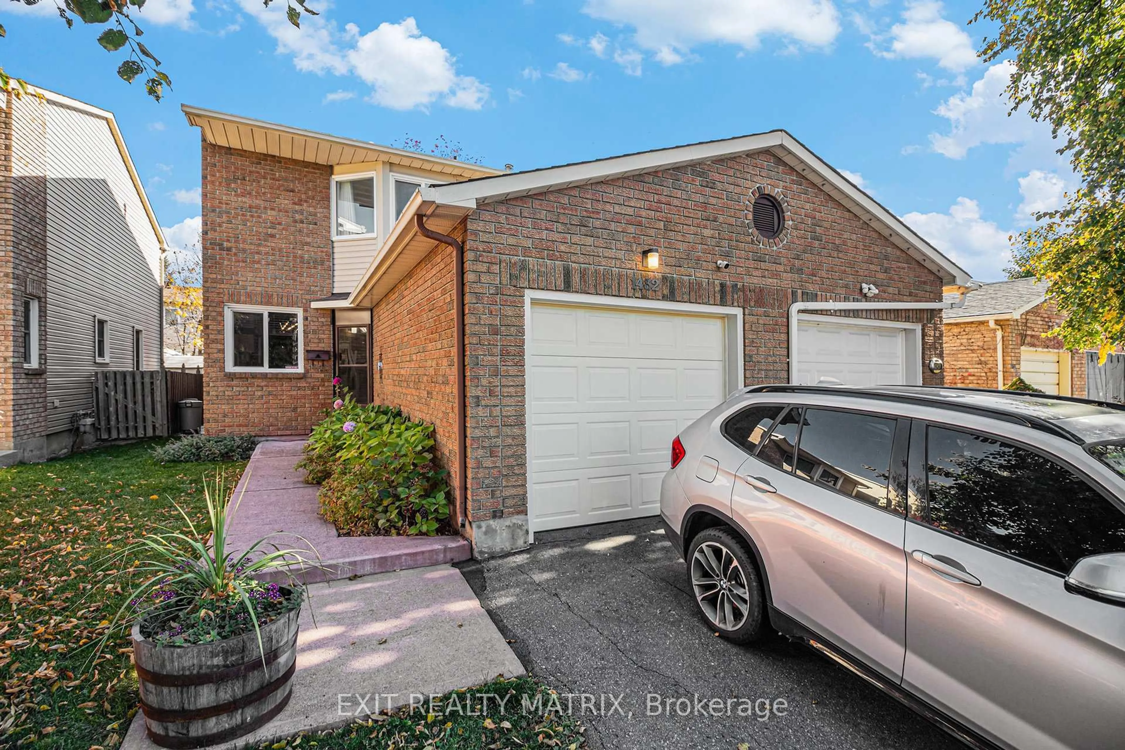 A pic from outside/outdoor area/front of a property/back of a property/a pic from drone, street for 1432 Deavy Way, Ottawa Ontario K1E 2W8