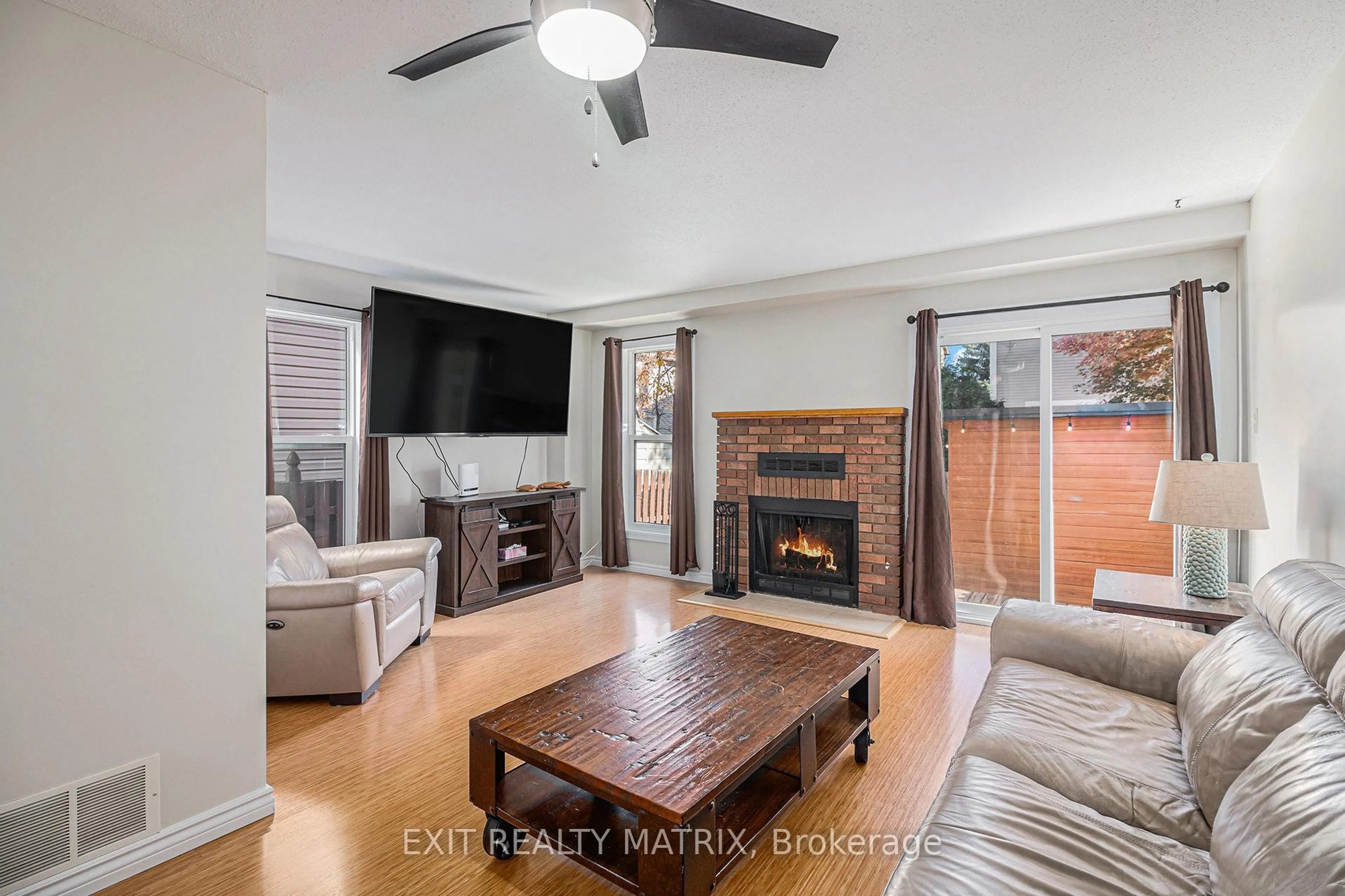 Living room with furniture, wood/laminate floor for 1432 Deavy Way, Ottawa Ontario K1E 2W8