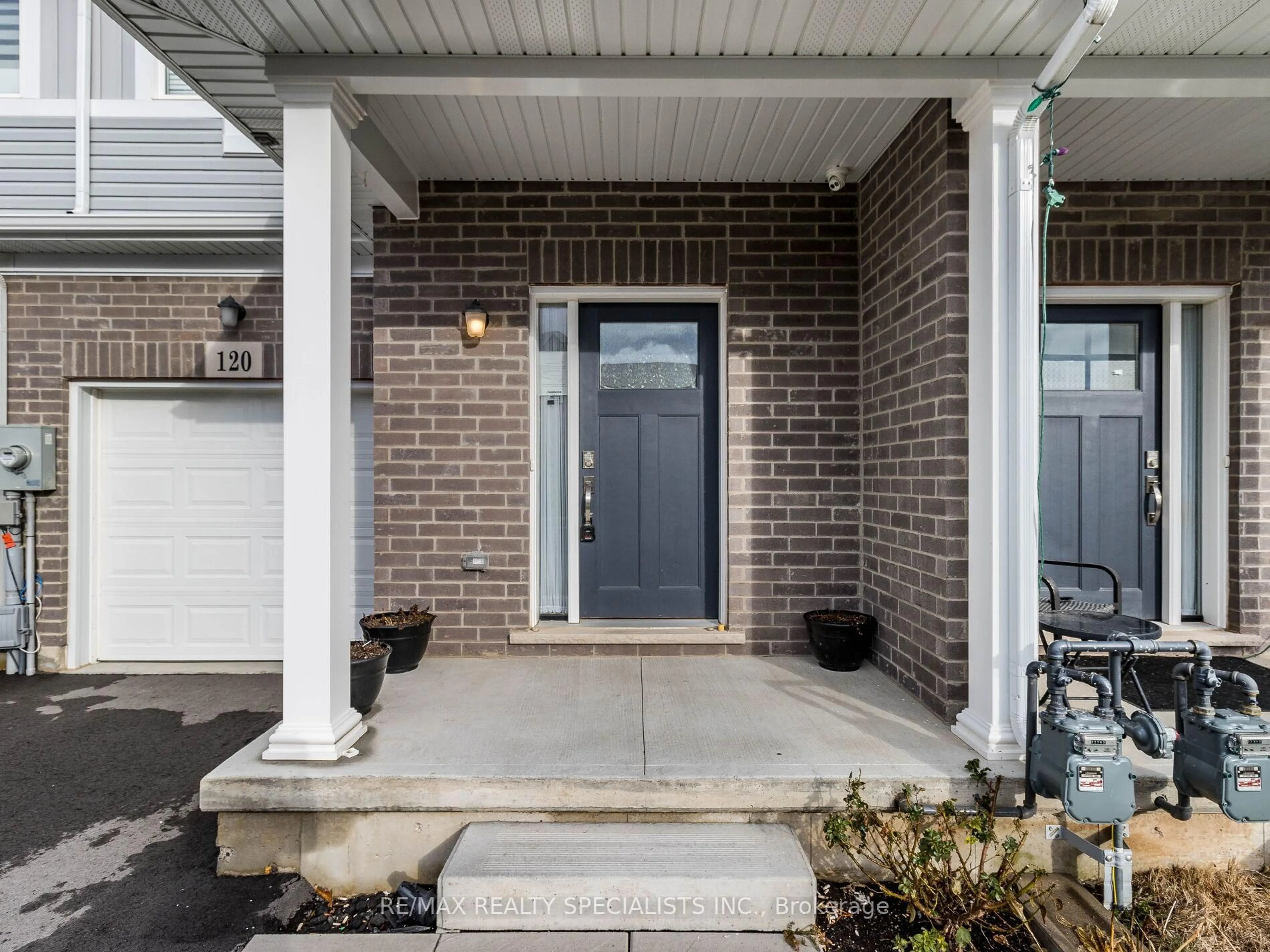 Indoor entryway for 120 Sycamore St, Welland Ontario L3C 0H8