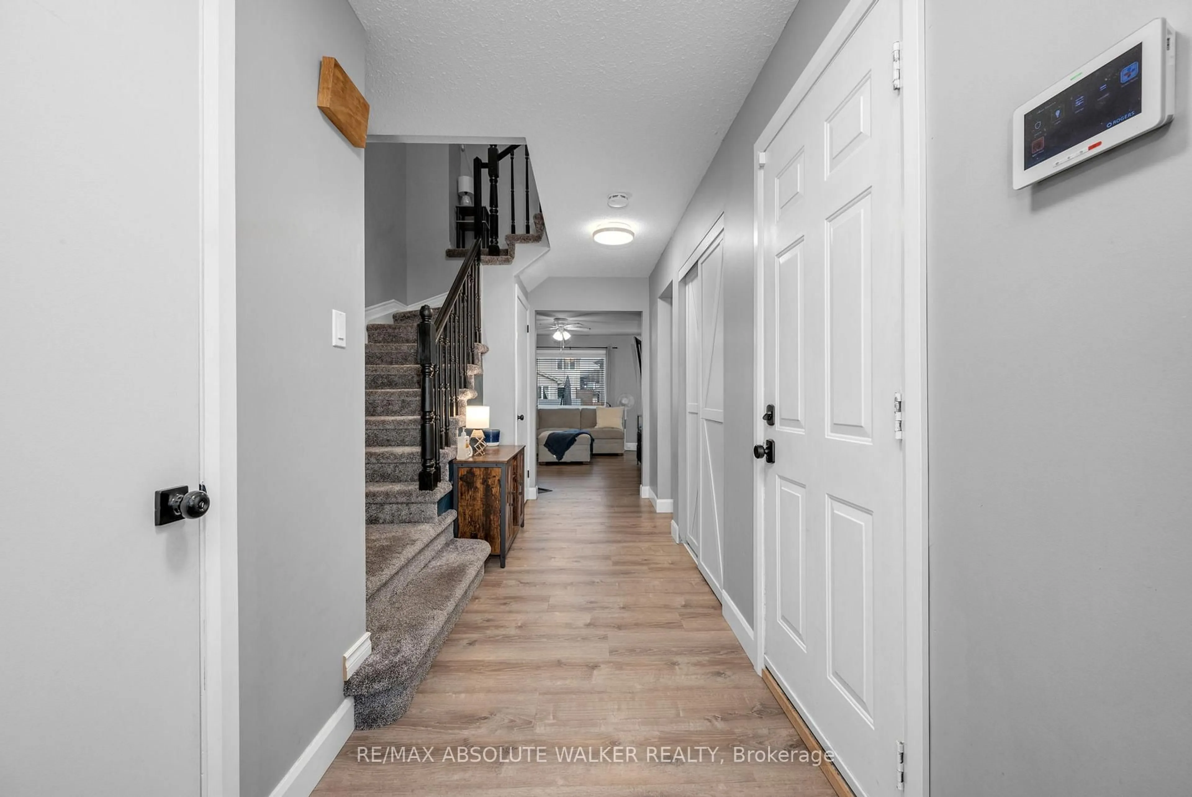 Indoor entryway for 108 Cedarock Dr, Ottawa Ontario K2M 2H5