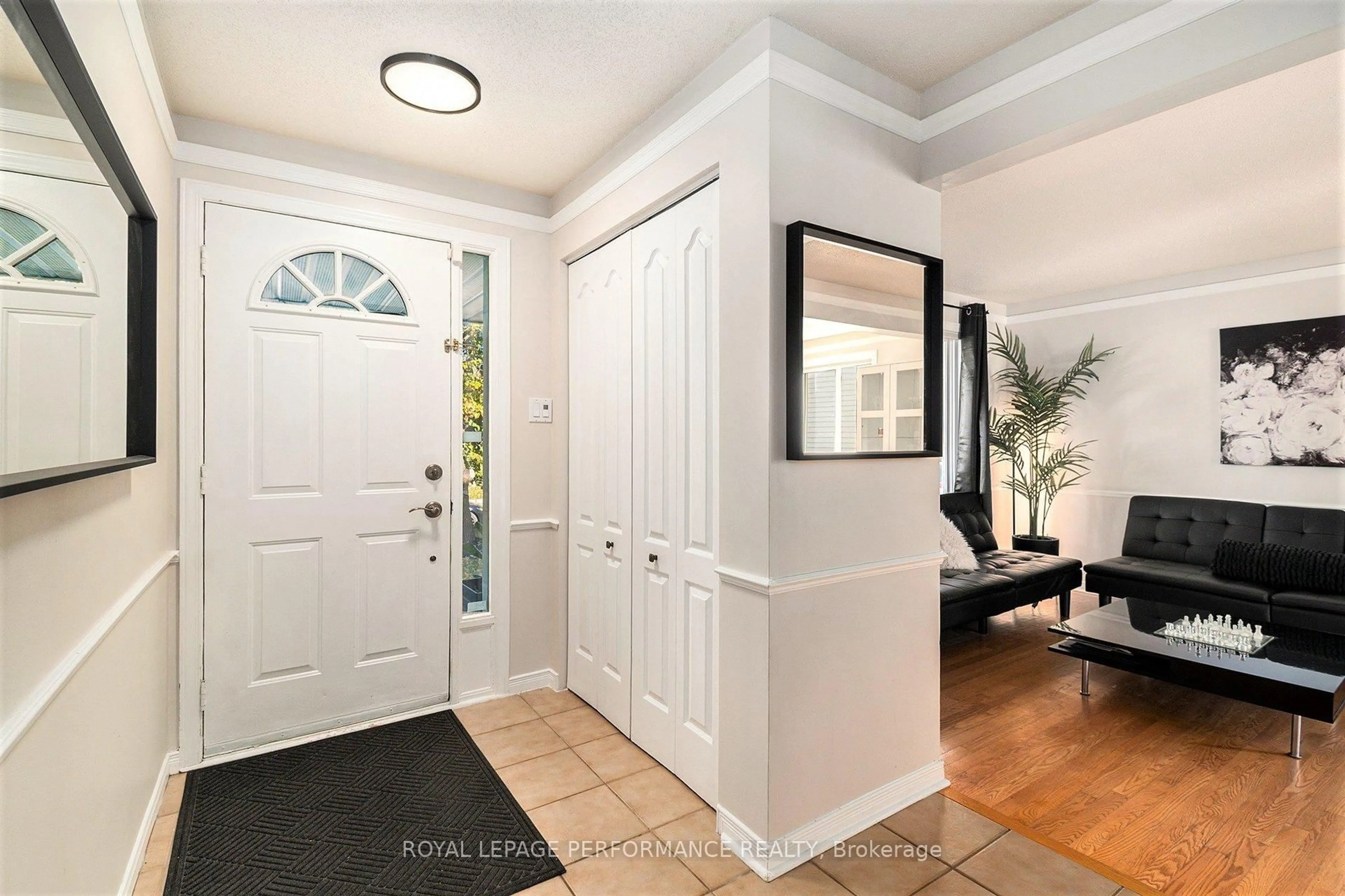 Indoor entryway for 470 Rougemount Cres, Orleans Ontario K4A 2Z2