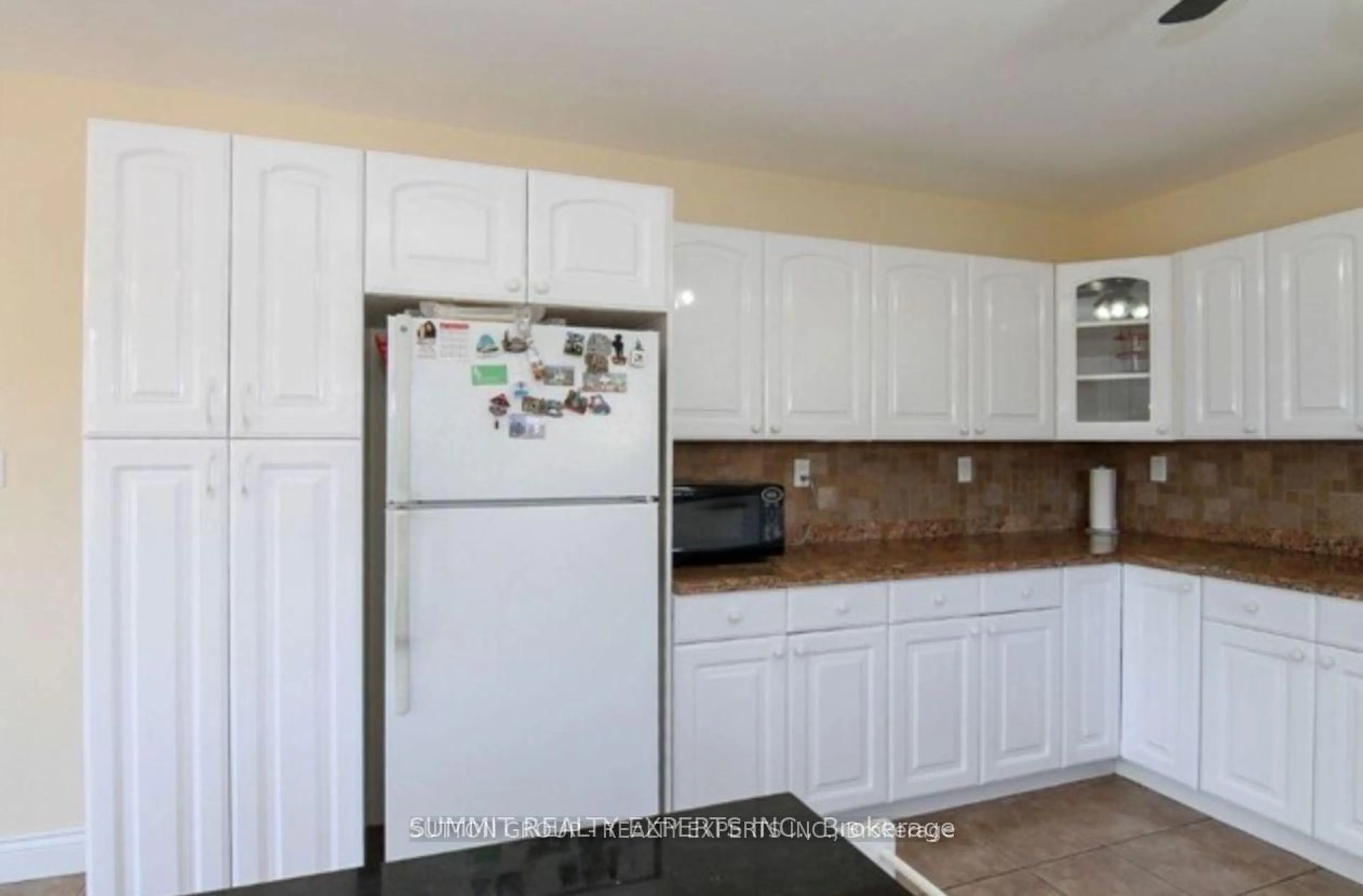 Standard kitchen, ceramic/tile floor for 478 Jones Rd, Hamilton Ontario L8E 5C3