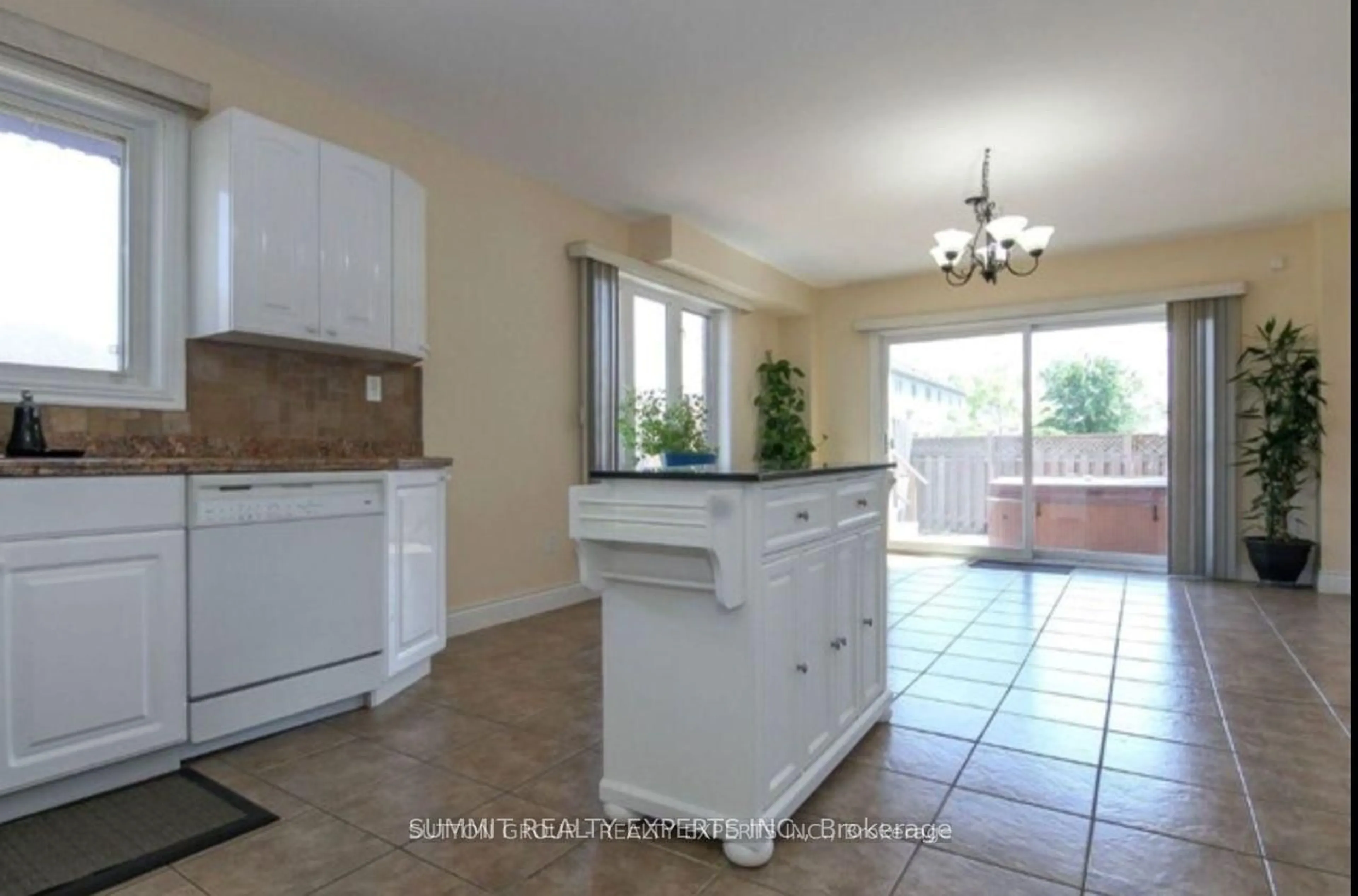 Standard kitchen, ceramic/tile floor for 478 Jones Rd, Hamilton Ontario L8E 5C3