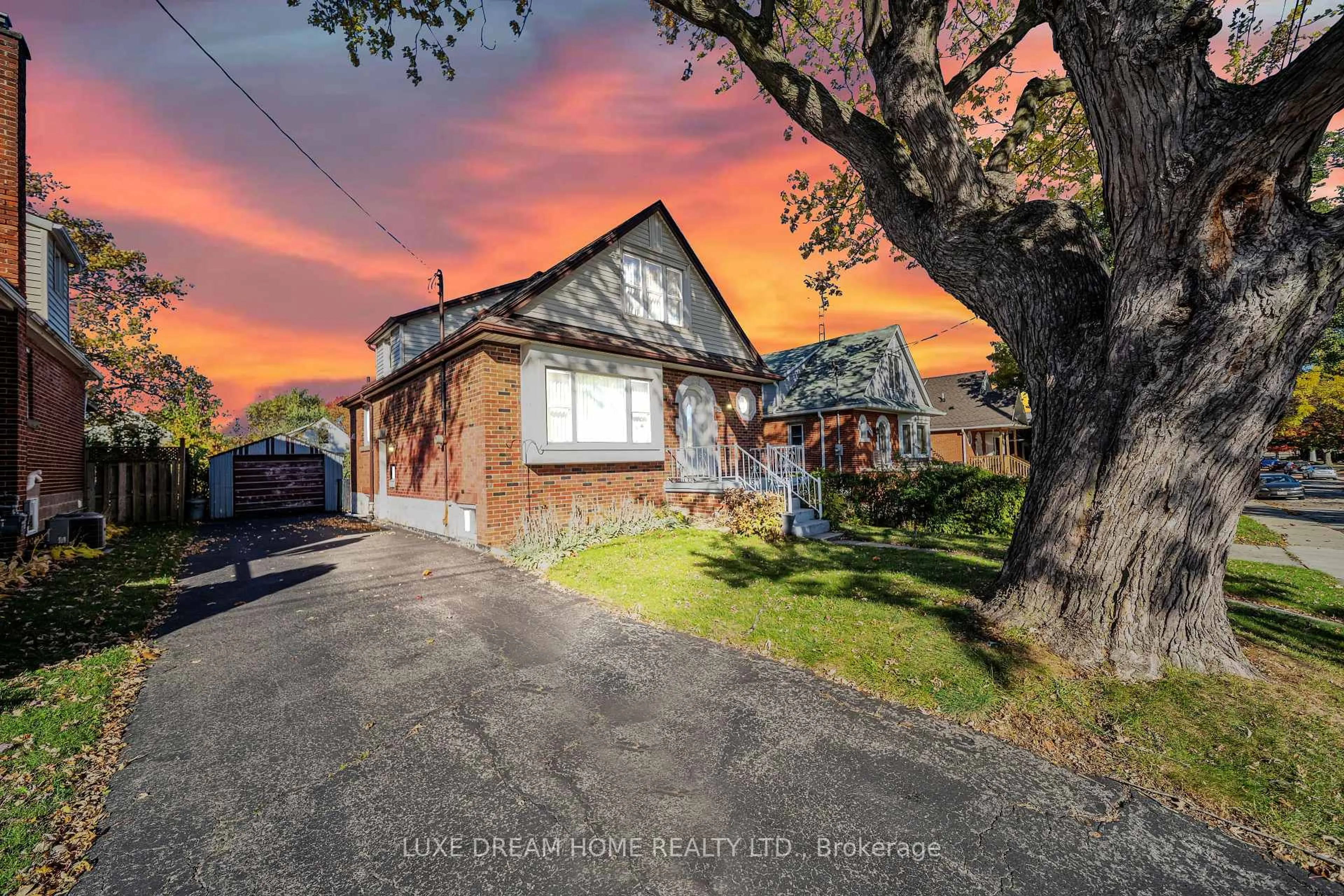 A pic from outside/outdoor area/front of a property/back of a property/a pic from drone, street for 294 East 17th St, Hamilton Ontario L9A 4M7