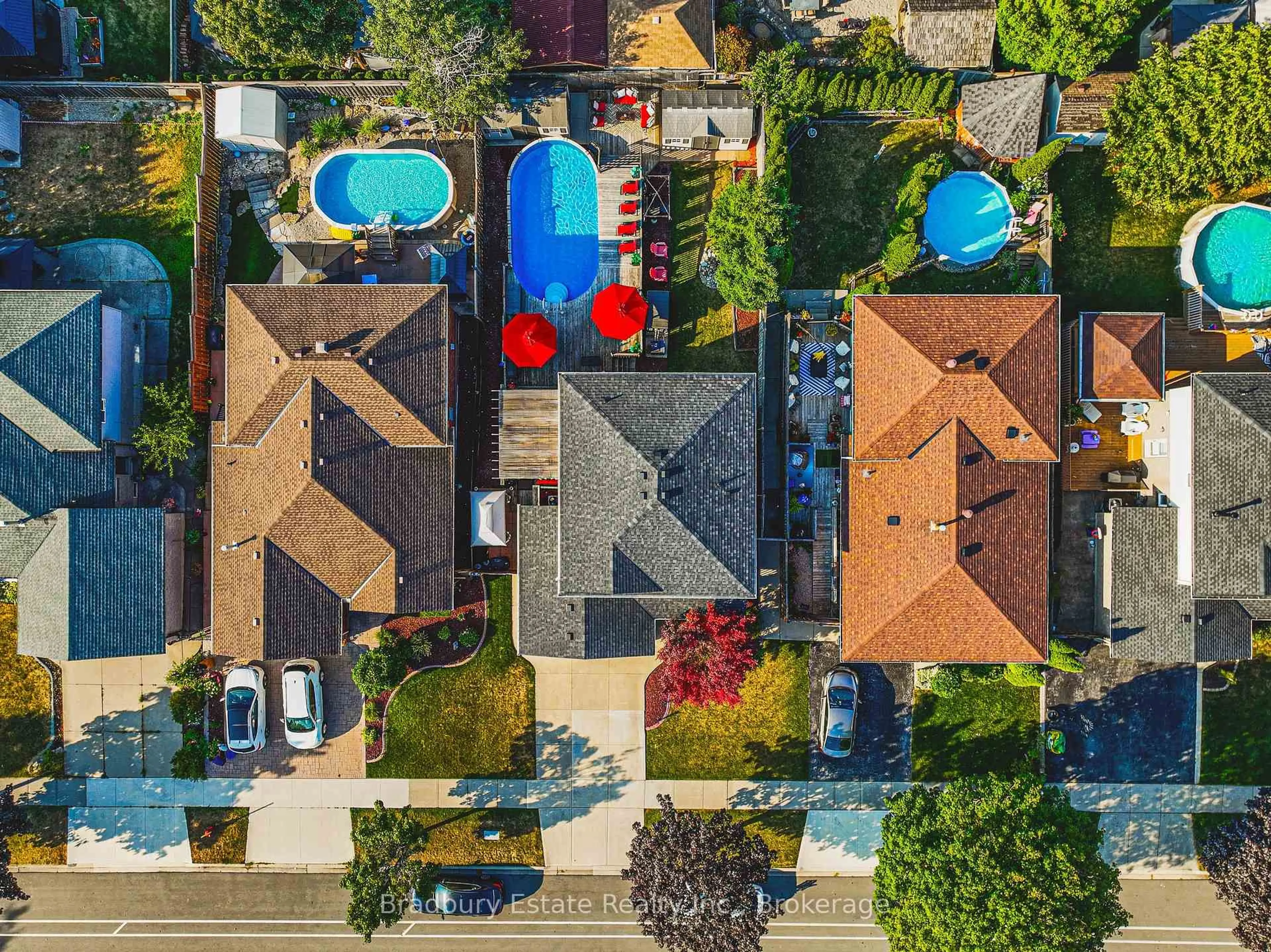 A pic from outside/outdoor area/front of a property/back of a property/a pic from drone, unknown for 176 Highland Rd, Hamilton Ontario L8J 2S6