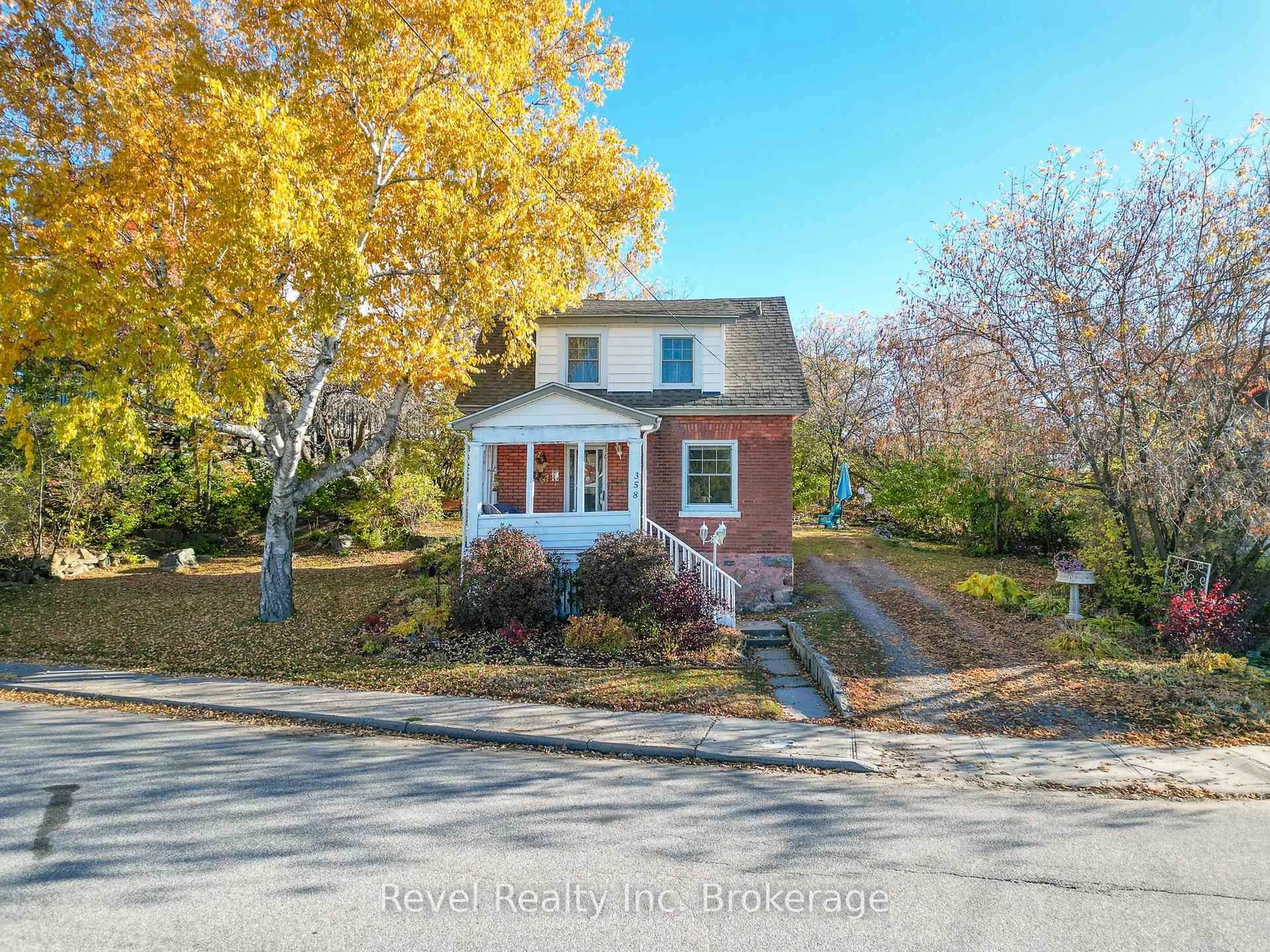 A pic from outside/outdoor area/front of a property/back of a property/a pic from drone, street for 358 Fifth Ave, North Bay Ontario P1B 3N8