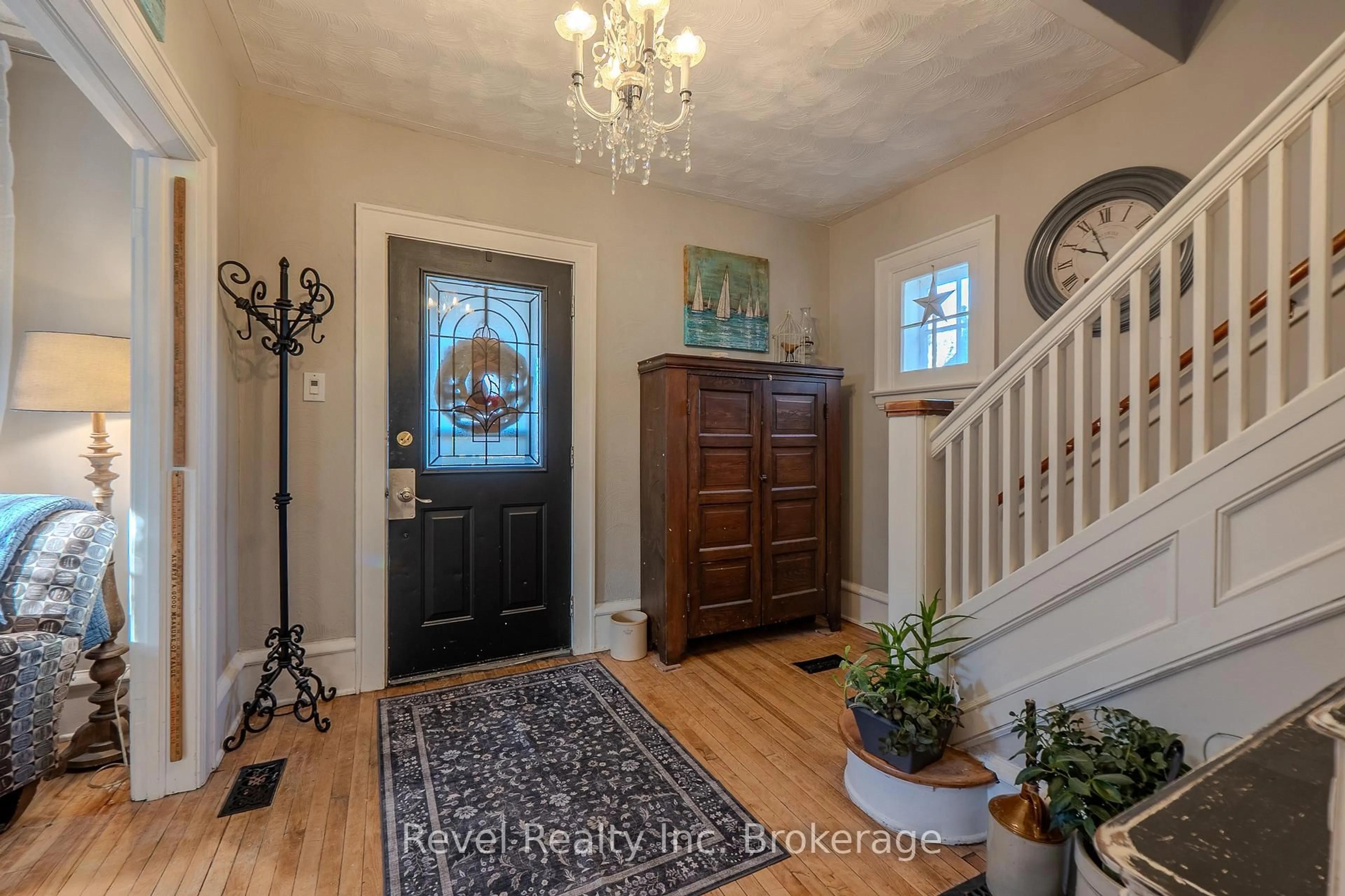 Indoor entryway for 358 Fifth Ave, North Bay Ontario P1B 3N8