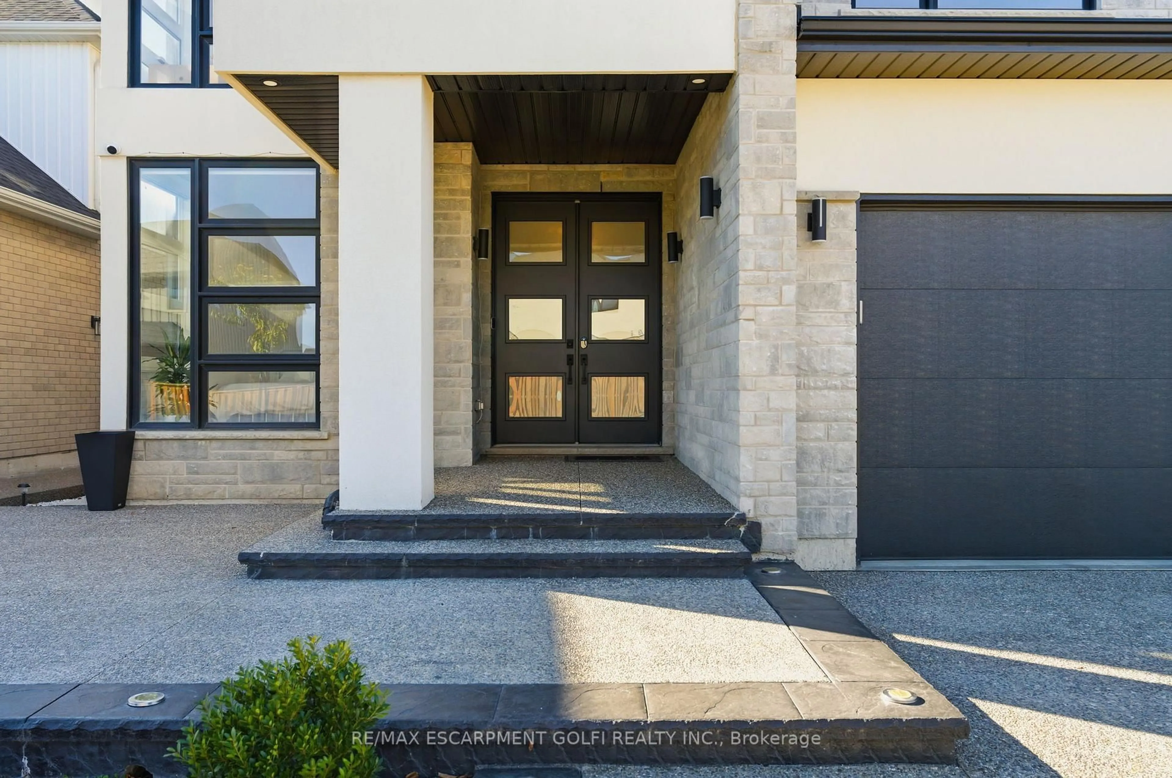 Indoor entryway for 7403 Sherrilee Cres, Niagara Falls Ontario L2H 3T4
