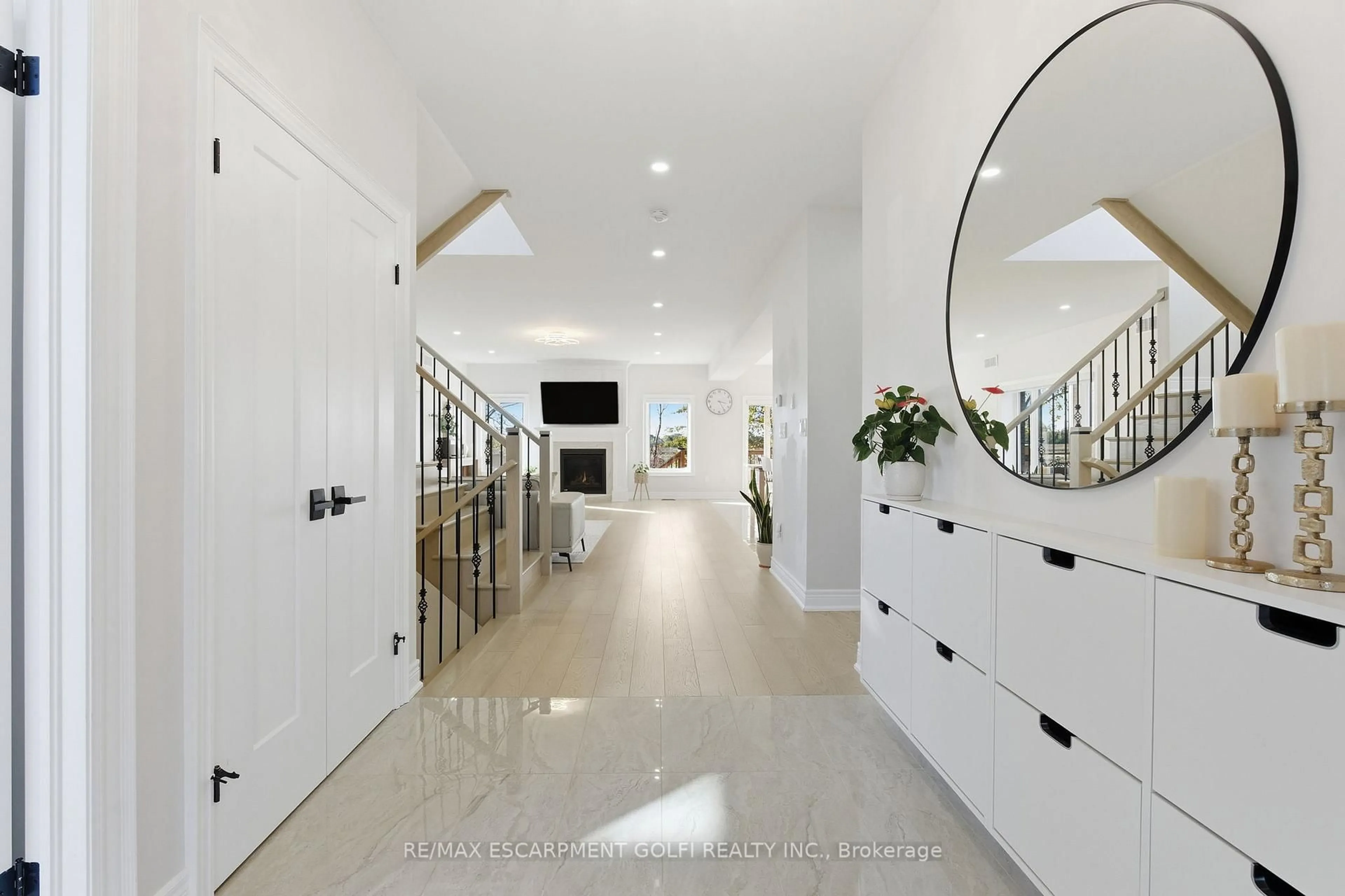 Indoor entryway for 7403 Sherrilee Cres, Niagara Falls Ontario L2H 3T4