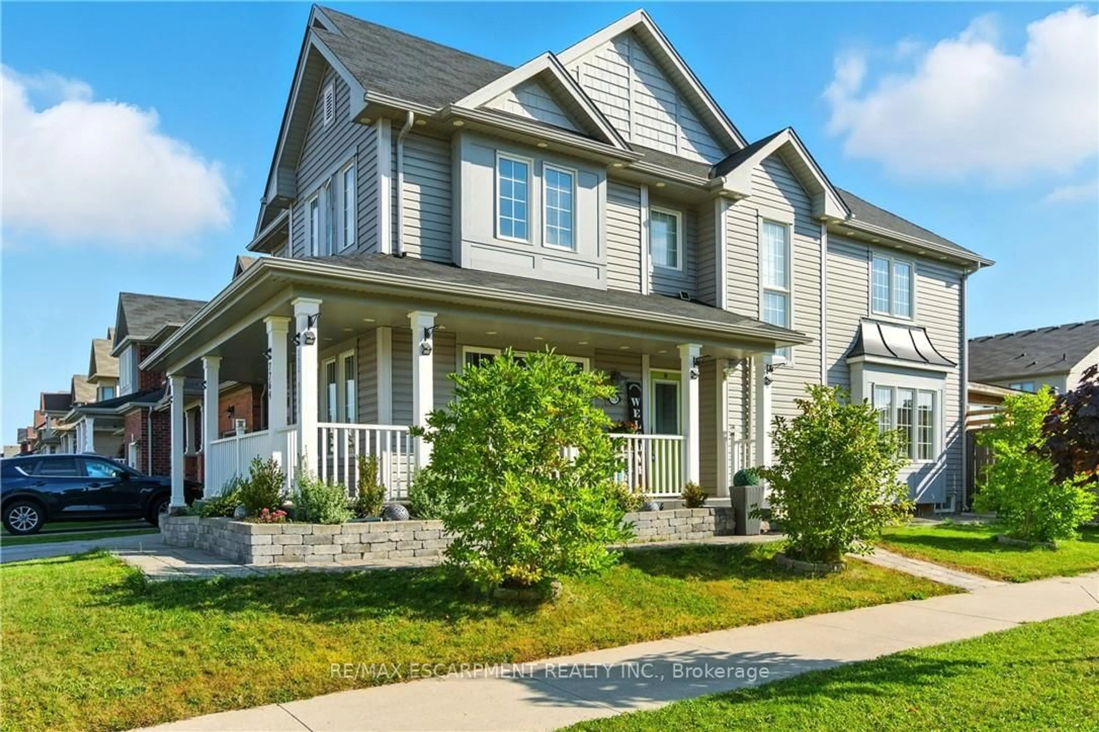 Home with vinyl exterior material, street for 7764 Sycamore Dr, Niagara Falls Ontario L2H 0N6