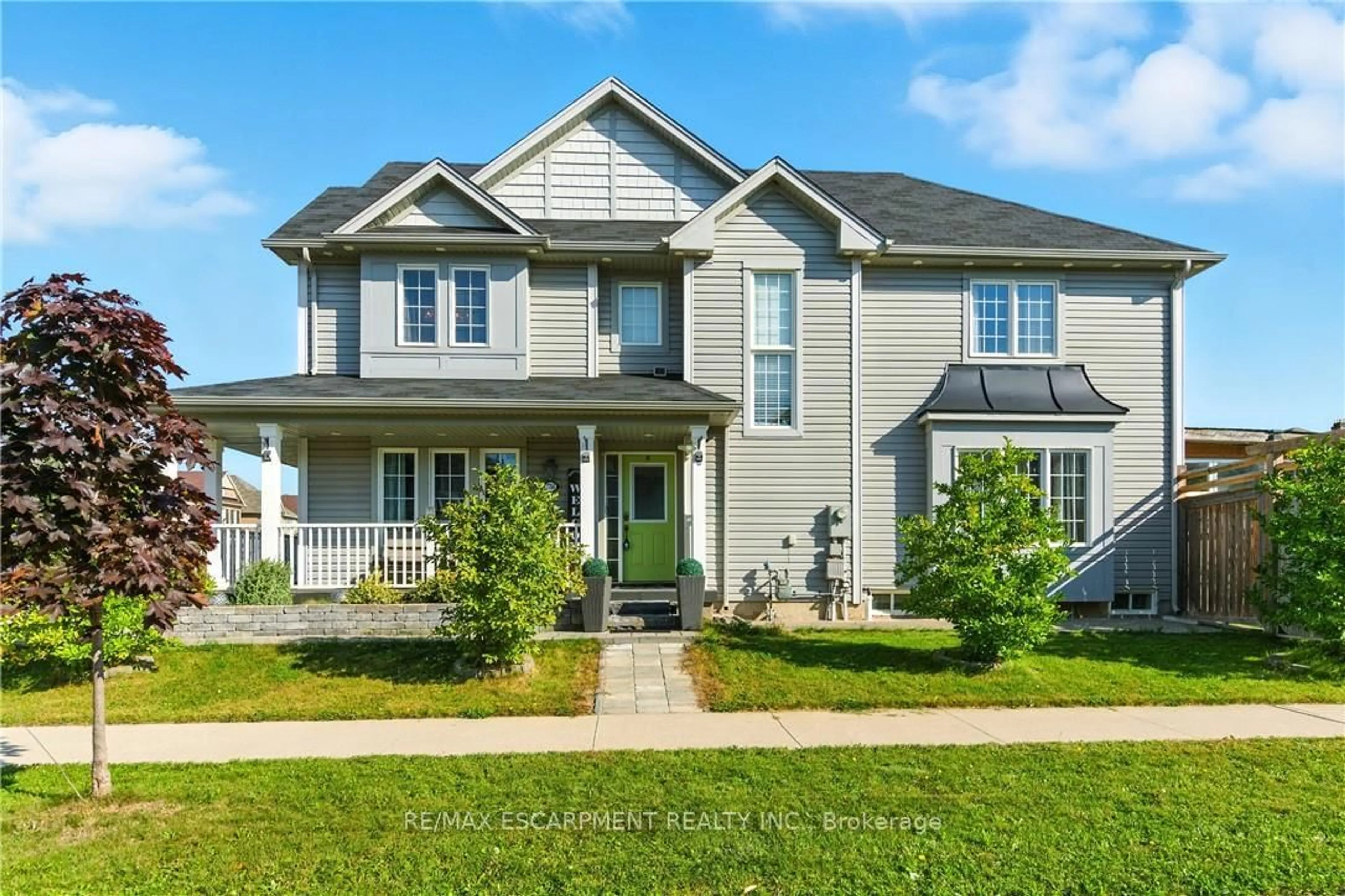 Home with vinyl exterior material, street for 7764 Sycamore Dr, Niagara Falls Ontario L2H 0N6