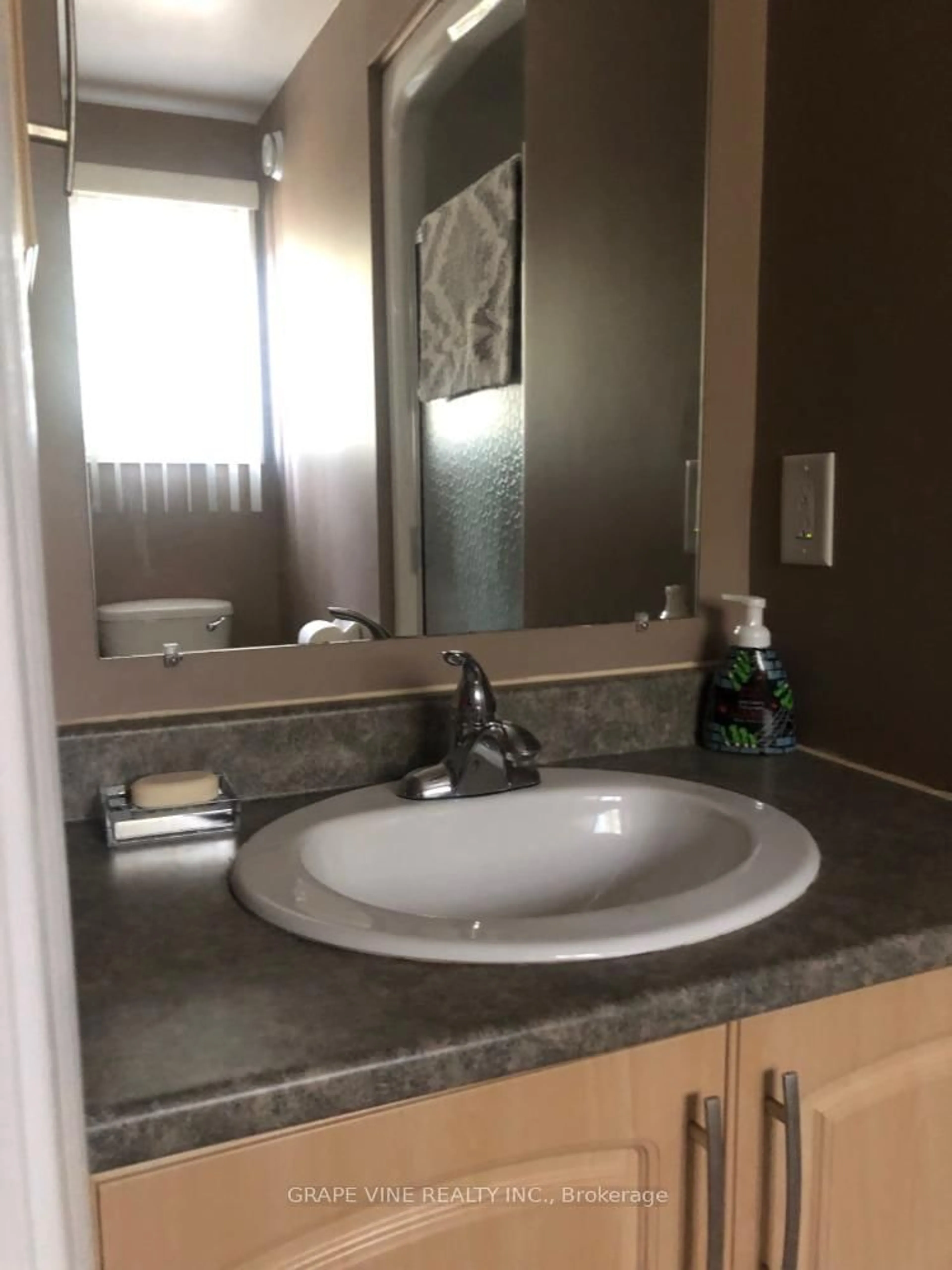Contemporary bathroom, ceramic/tile floor for 37 Cloverloft Crt, Stittsville Ontario K2S 1T3
